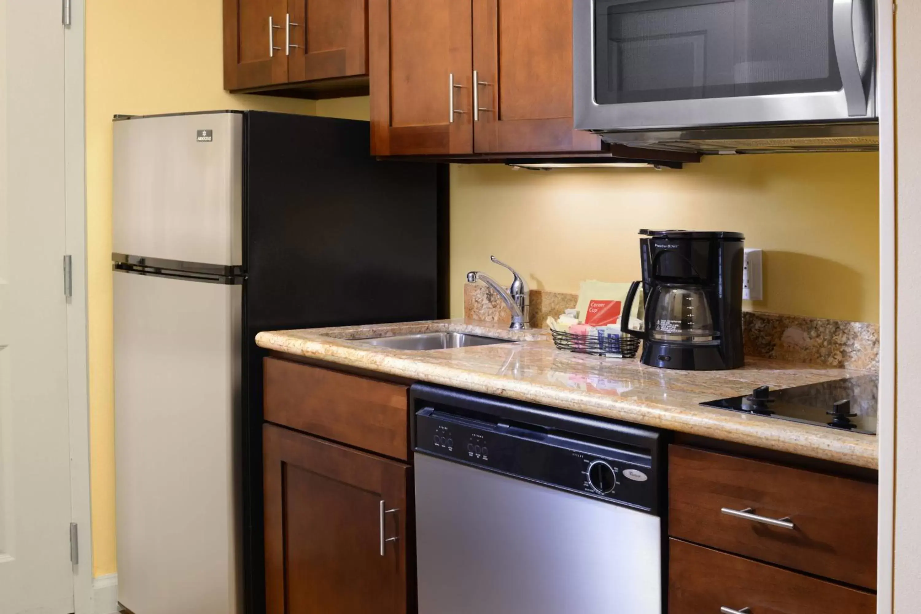 Kitchen or kitchenette, Kitchen/Kitchenette in TownePlace Suites by Marriott Galveston Island