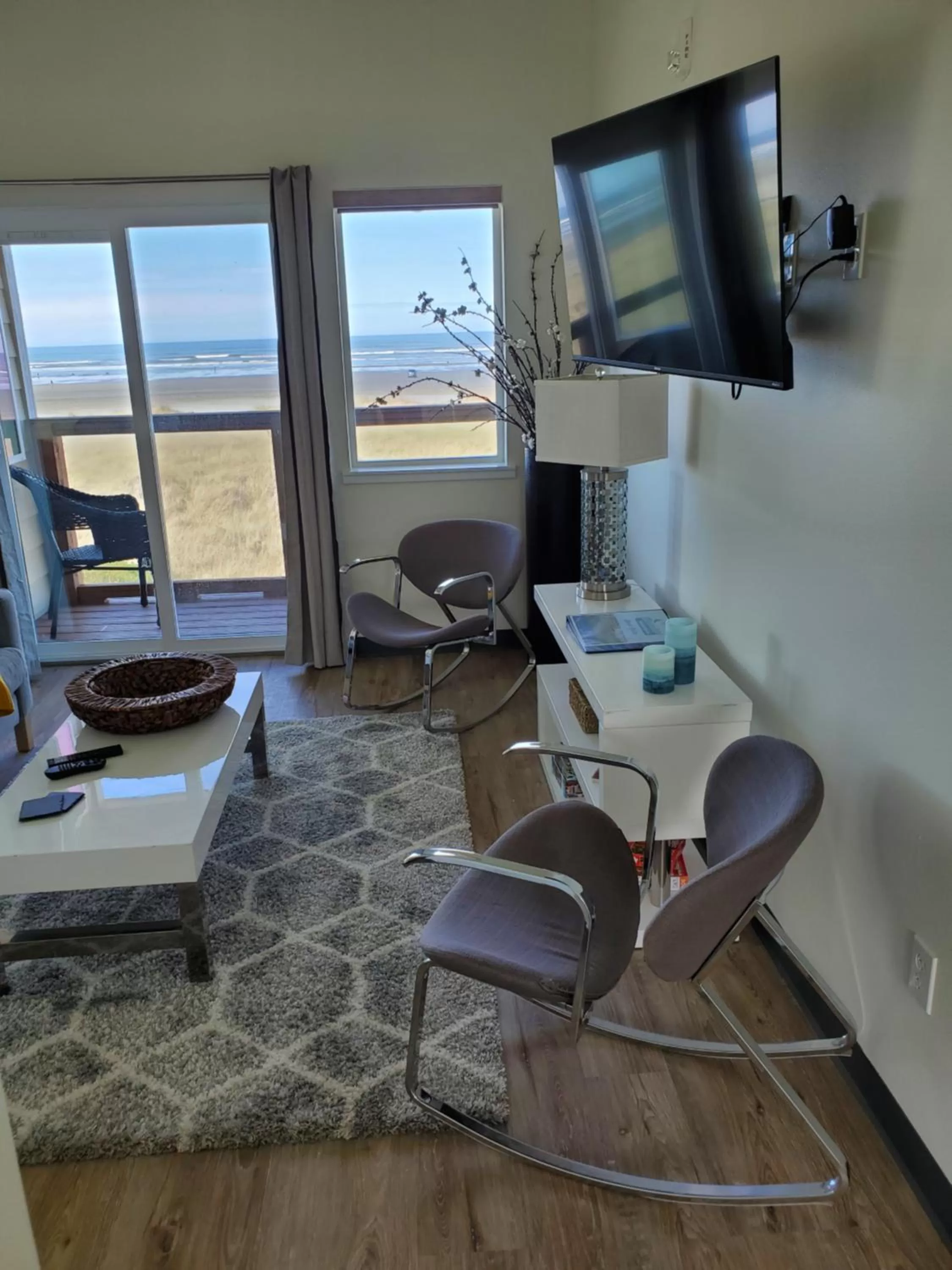 Natural landscape, TV/Entertainment Center in Moonstone Beach Motel