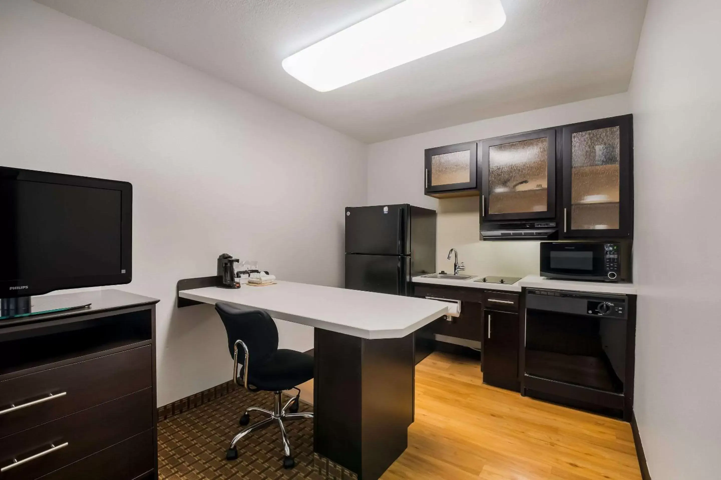 Kitchen or kitchenette, TV/Entertainment Center in MainStay Suites Chattanooga Hamilton Place