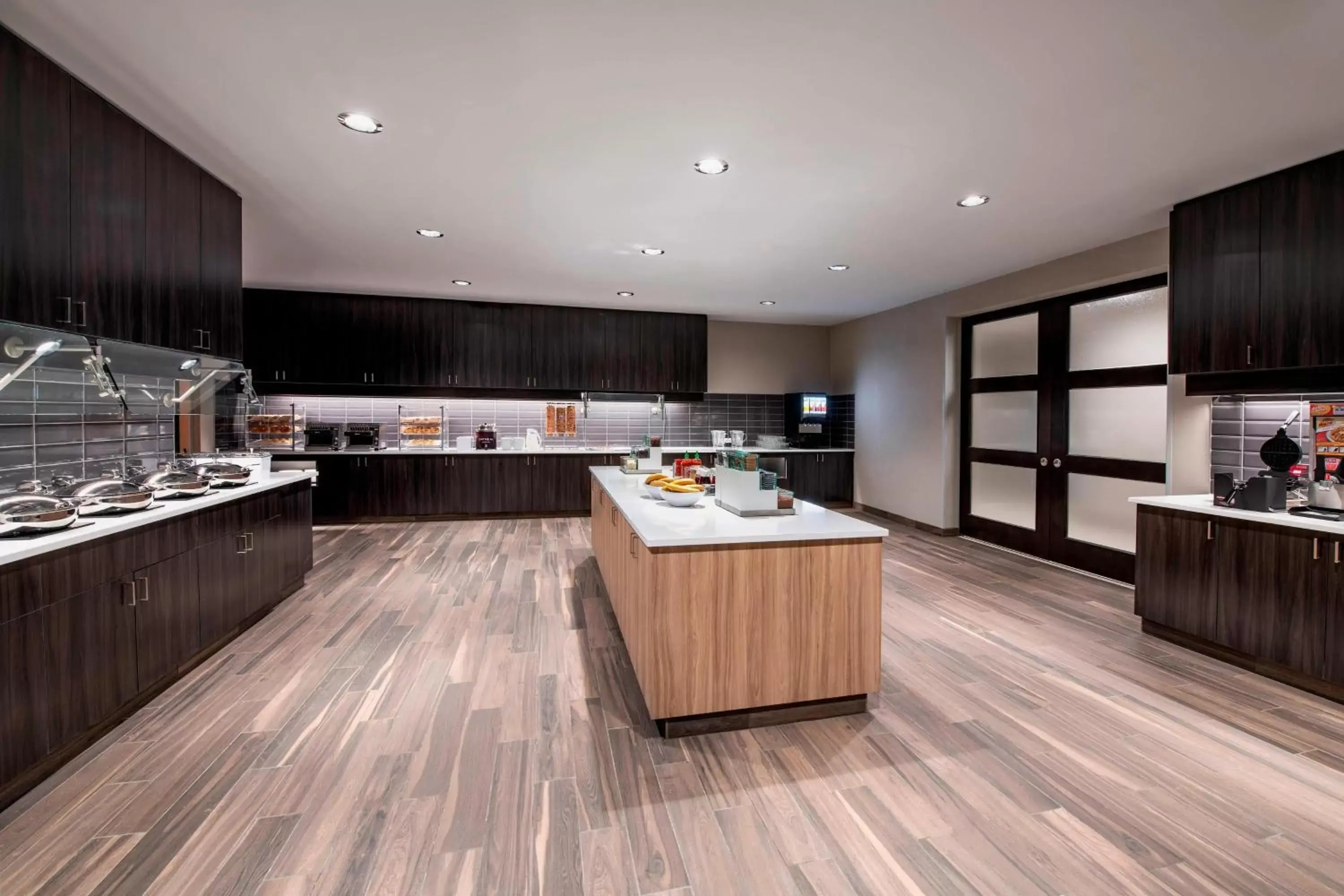 Breakfast, Kitchen/Kitchenette in Residence Inn by Marriott Winnipeg