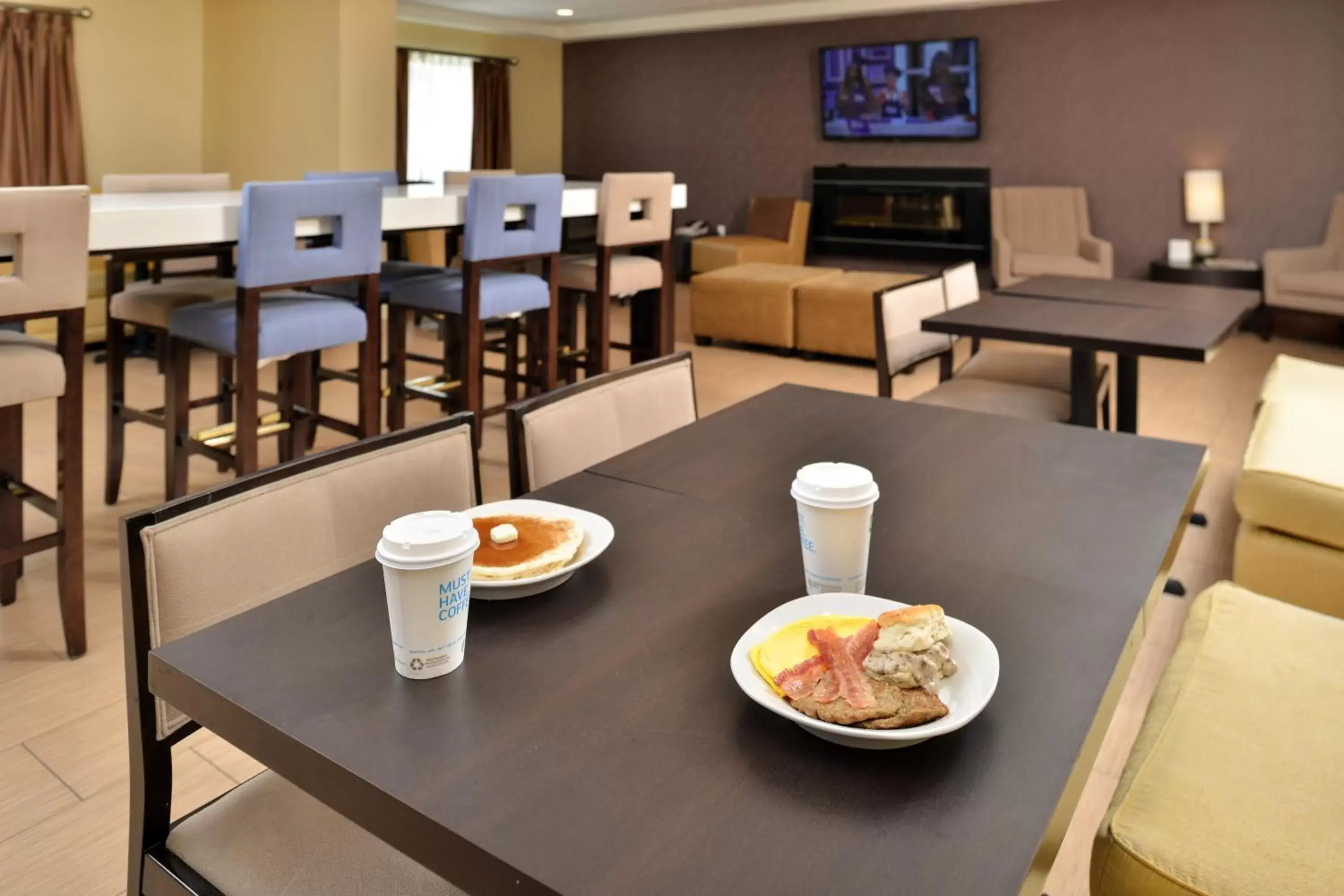 Communal lounge/ TV room, Restaurant/Places to Eat in Holiday Inn Express & Suites Peekskill-Lower Hudson Valley, an IHG Hotel