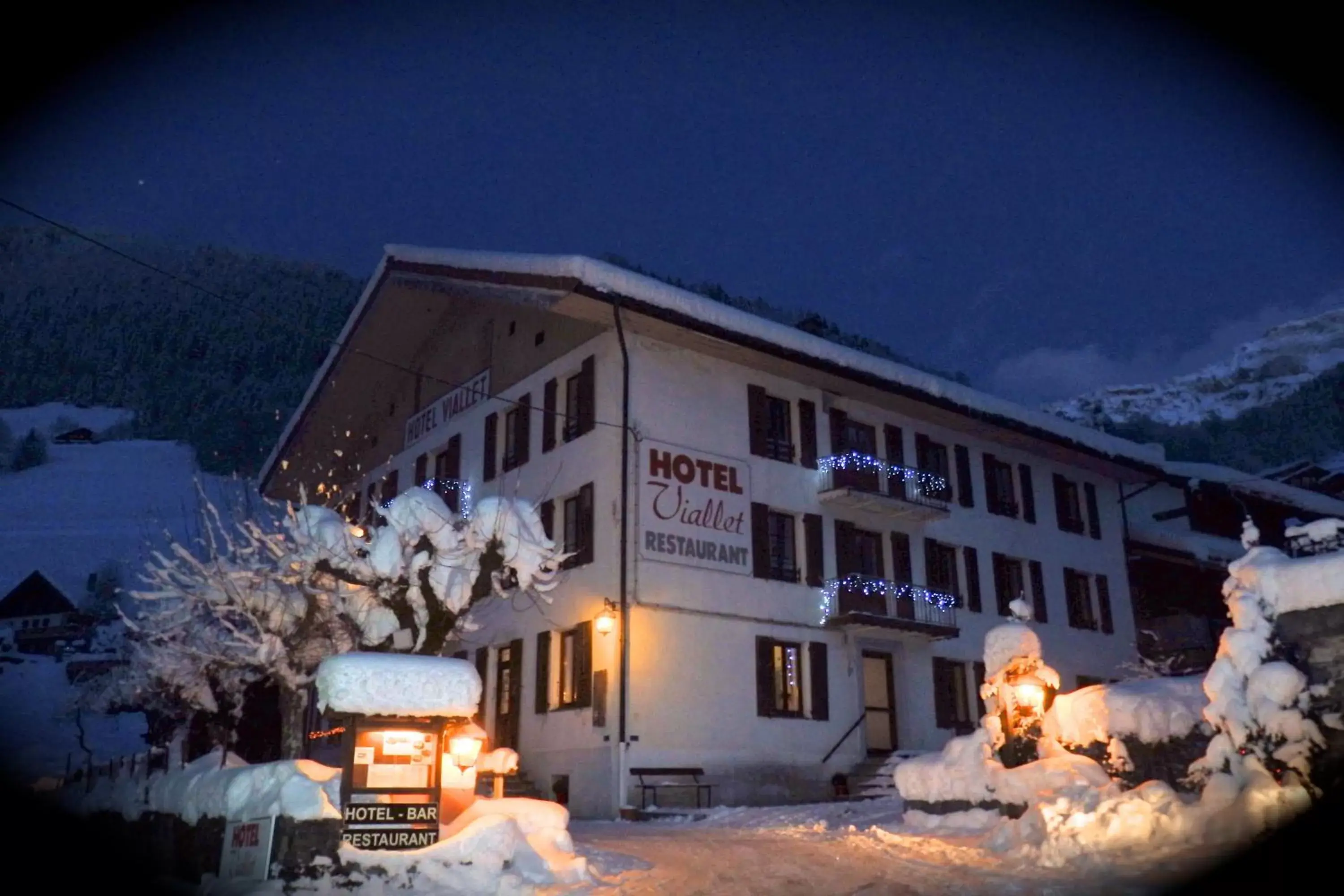 Facade/entrance, Winter in Hôtel Viallet