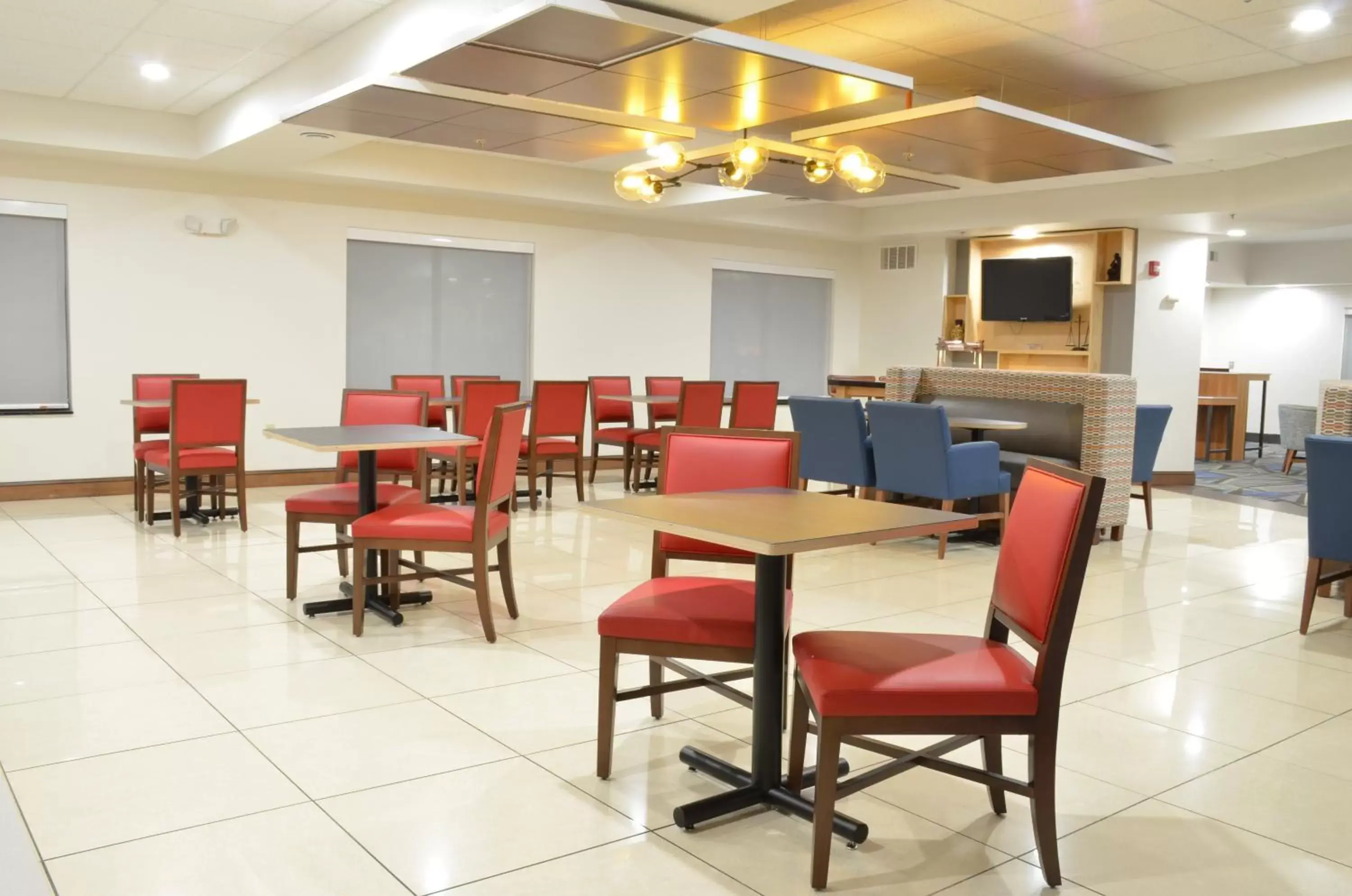 Breakfast, Restaurant/Places to Eat in Holiday Inn Express- Waterloo/Cedar Falls, an IHG Hotel