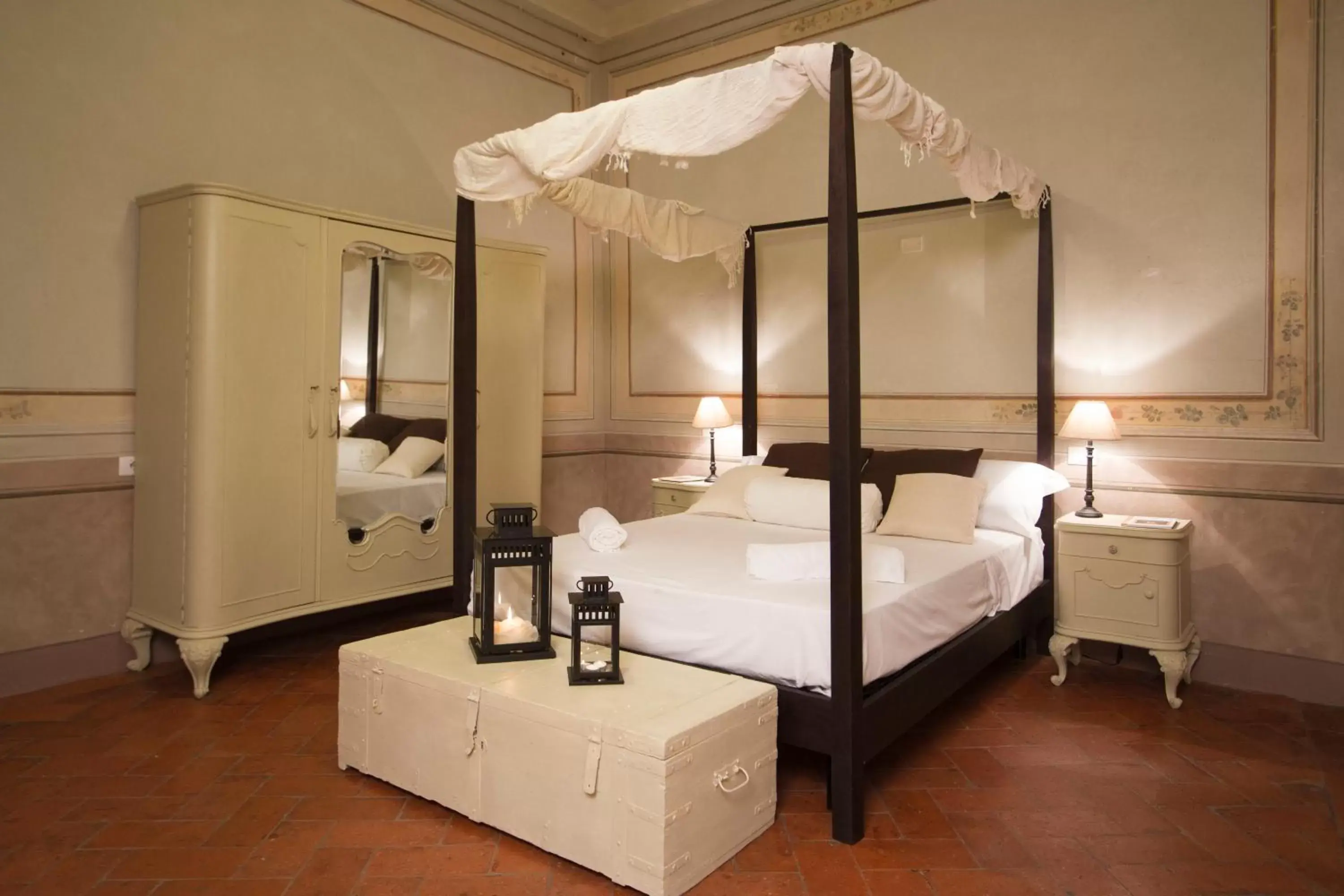 Bedroom, Bed in Cortona Suite