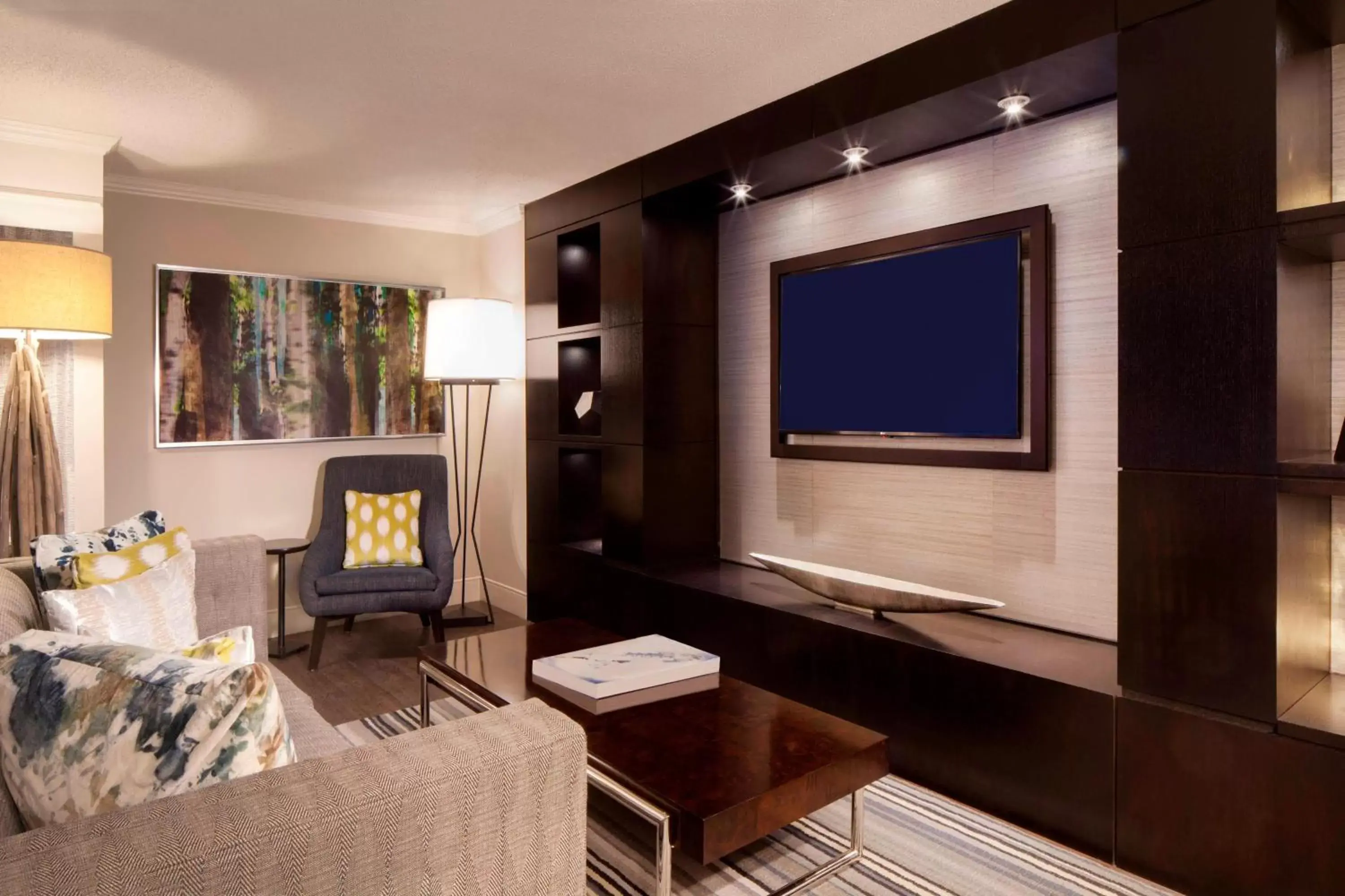 Living room, TV/Entertainment Center in Marriott Raleigh Durham Research Triangle Park