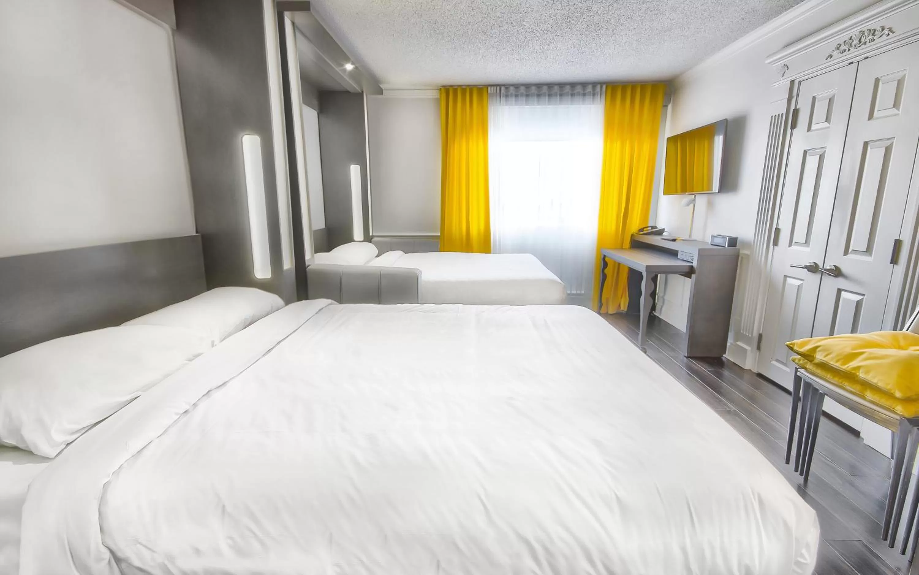 Family Room, 2 Queen Murphy Beds, 2 Single Beds and Crib in Hôtel Plaza Québec par JARO