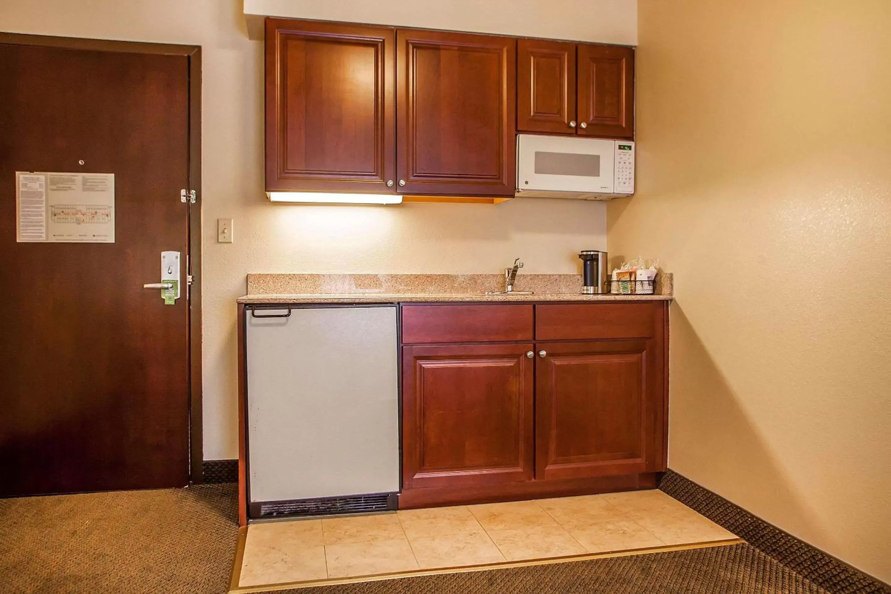 Photo of the whole room, Kitchen/Kitchenette in Comfort Inn & Suites Somerset - New Brunswick