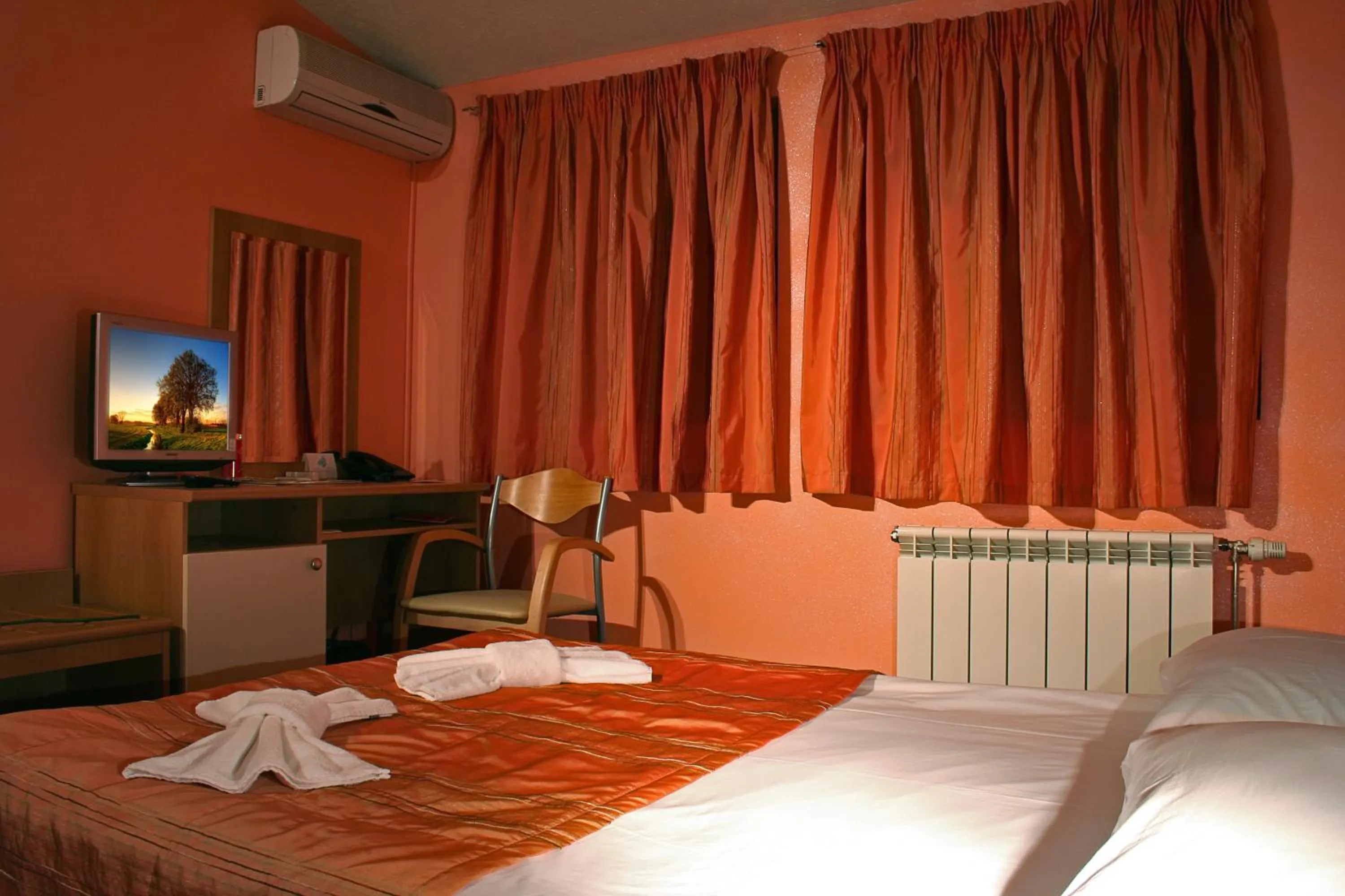 Bed in Hotel Brod - Free Parking