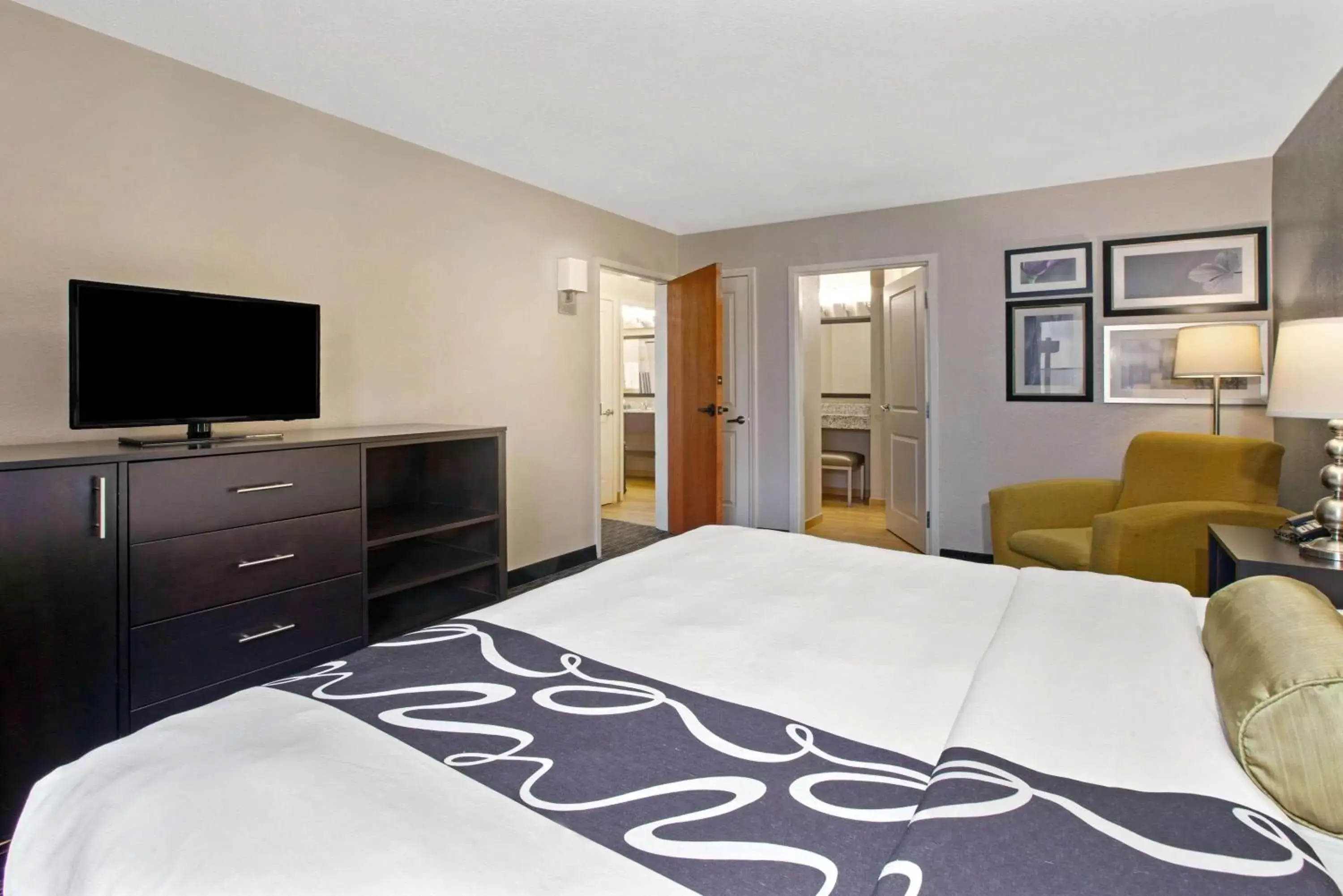 Photo of the whole room, Bed in La Quinta by Wyndham Detroit Metro Airport