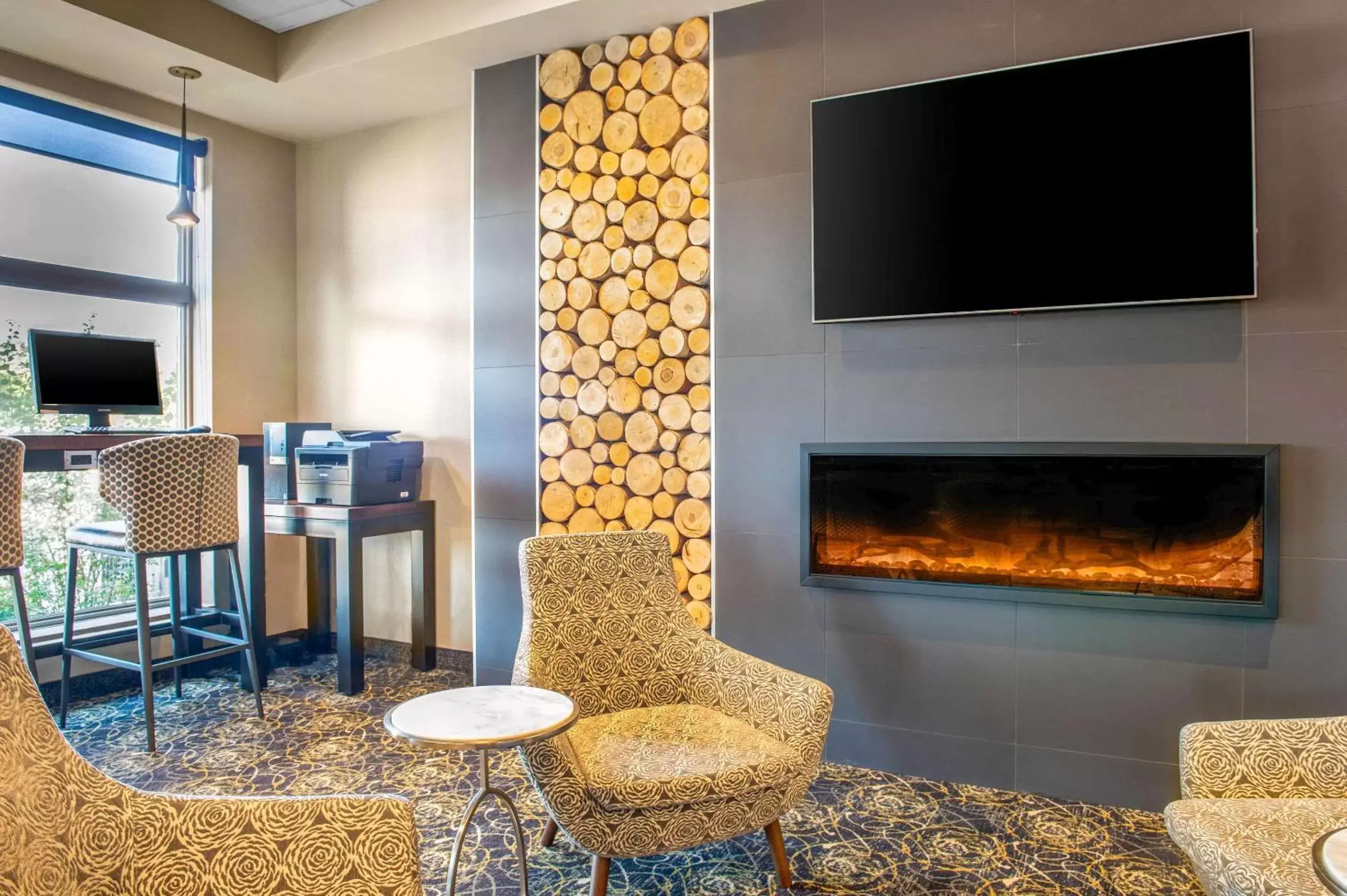 Lobby or reception, TV/Entertainment Center in Quality Inn & Suites Petawawa