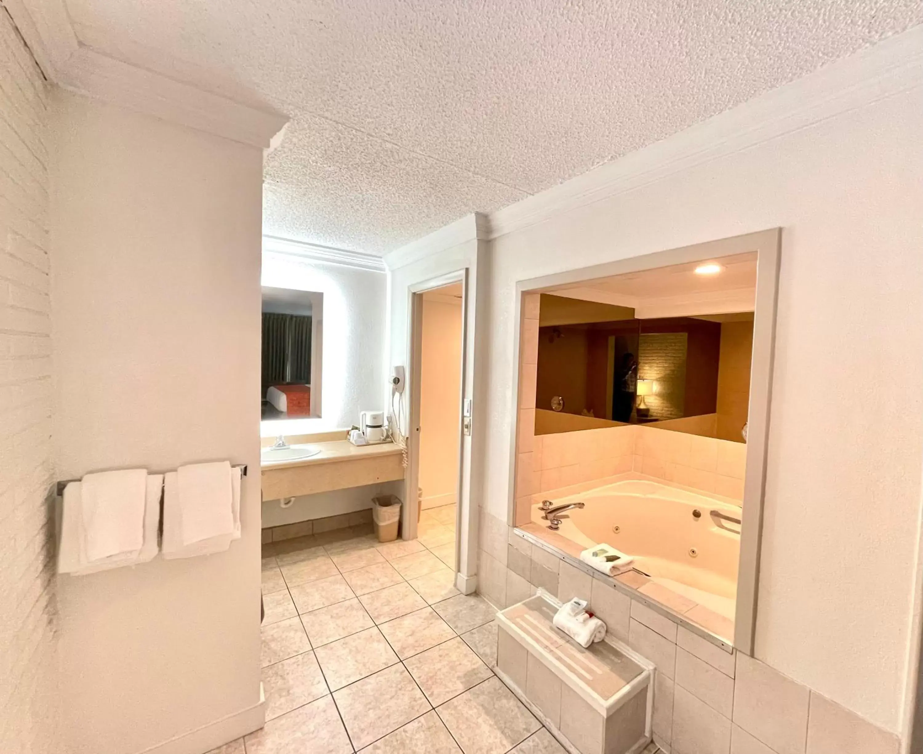 Bathroom in Howard Johnson by Wyndham Galloway Atlantic City Area