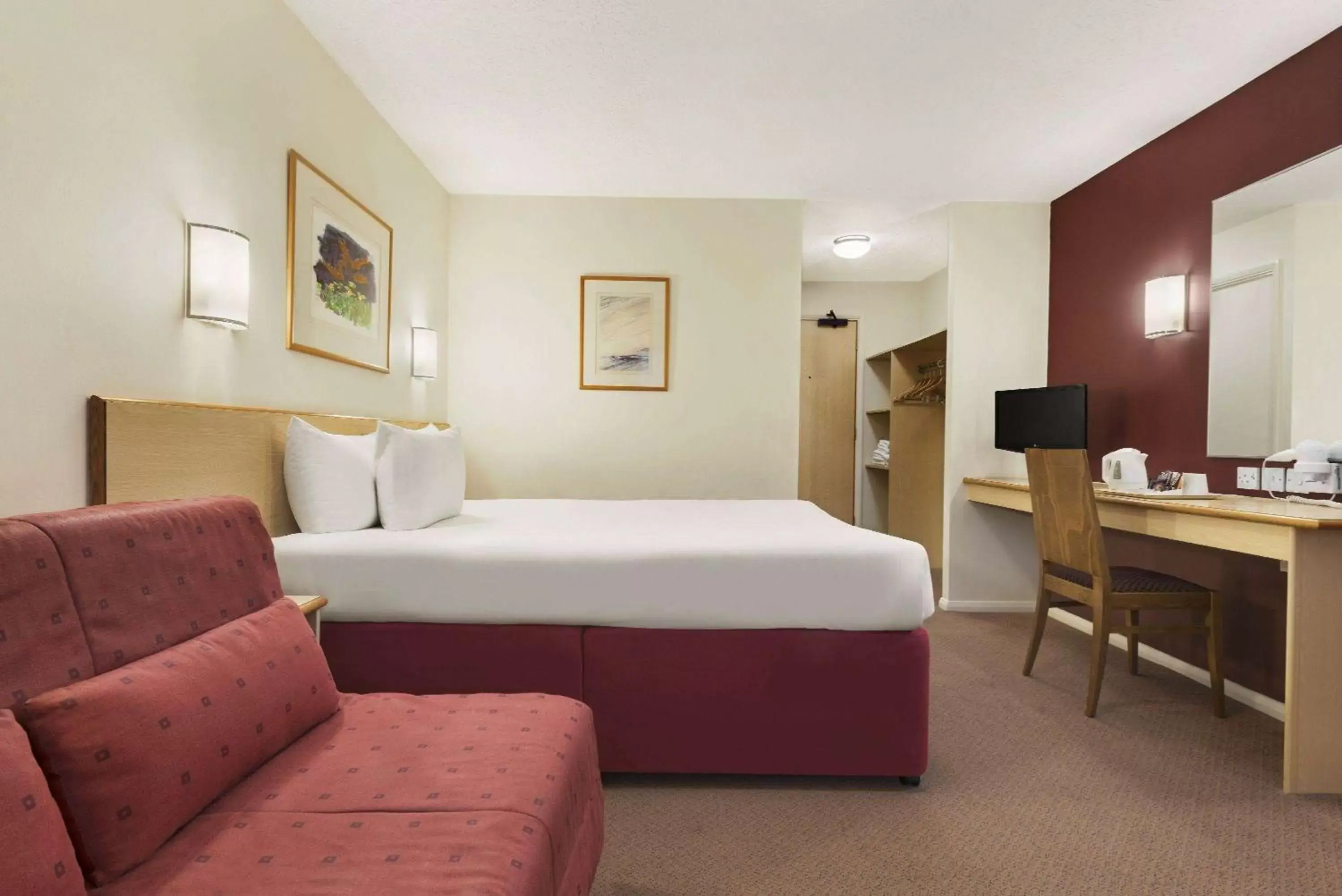 Photo of the whole room, Bed in Days Inn Hotel Warwick South - Southbound M40