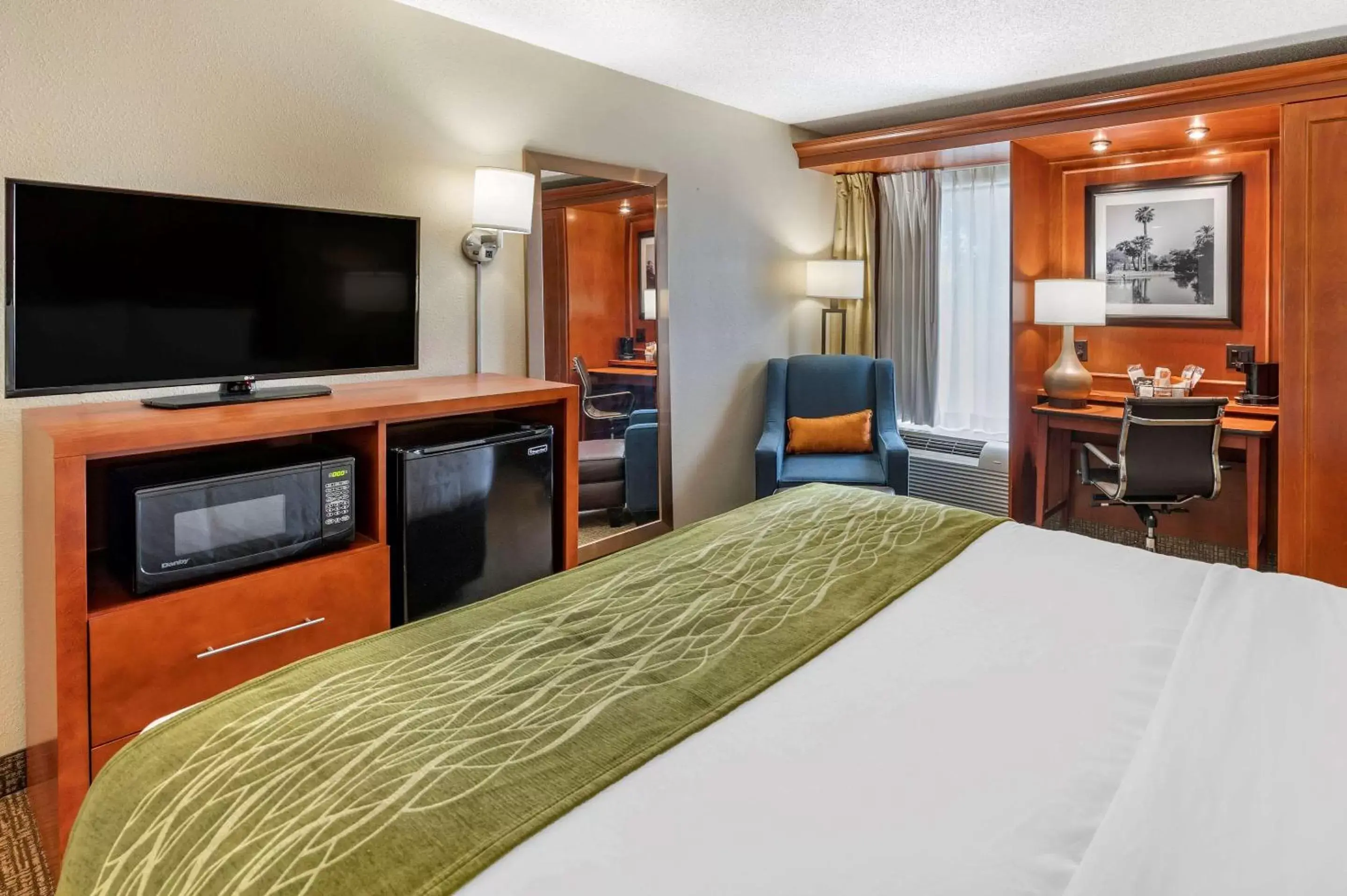 Photo of the whole room, Bed in Comfort Inn Oxford - University Area Photo of the whole room, Bed in Comfort Inn Oxford - University Area