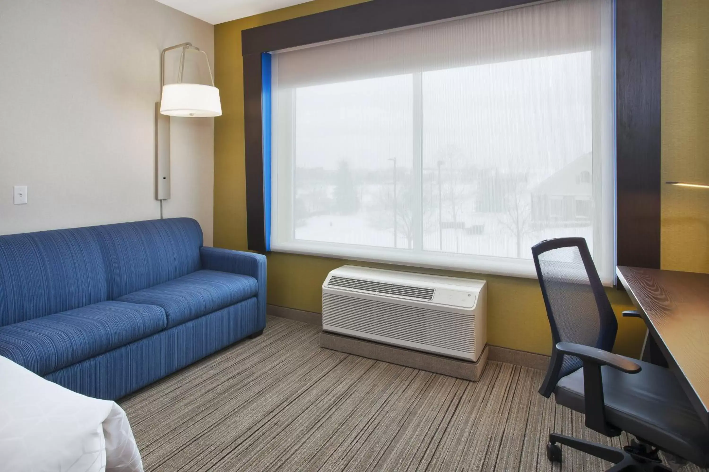 Photo of the whole room, Seating Area in Holiday Inn Express - Auburn Hills South, an IHG Hotel