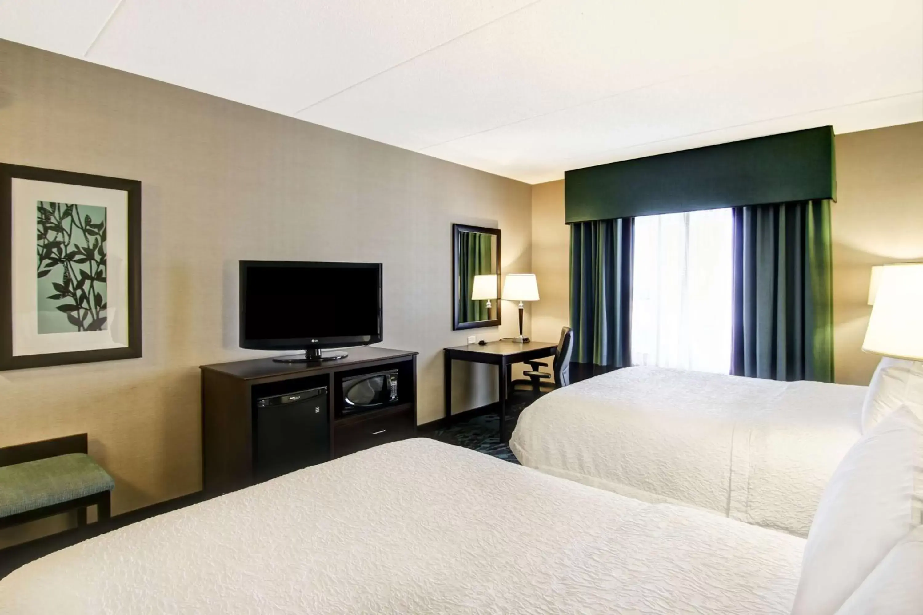 Bedroom, TV/Entertainment Center in Hampton Inn by Hilton Toronto Airport Corporate Centre