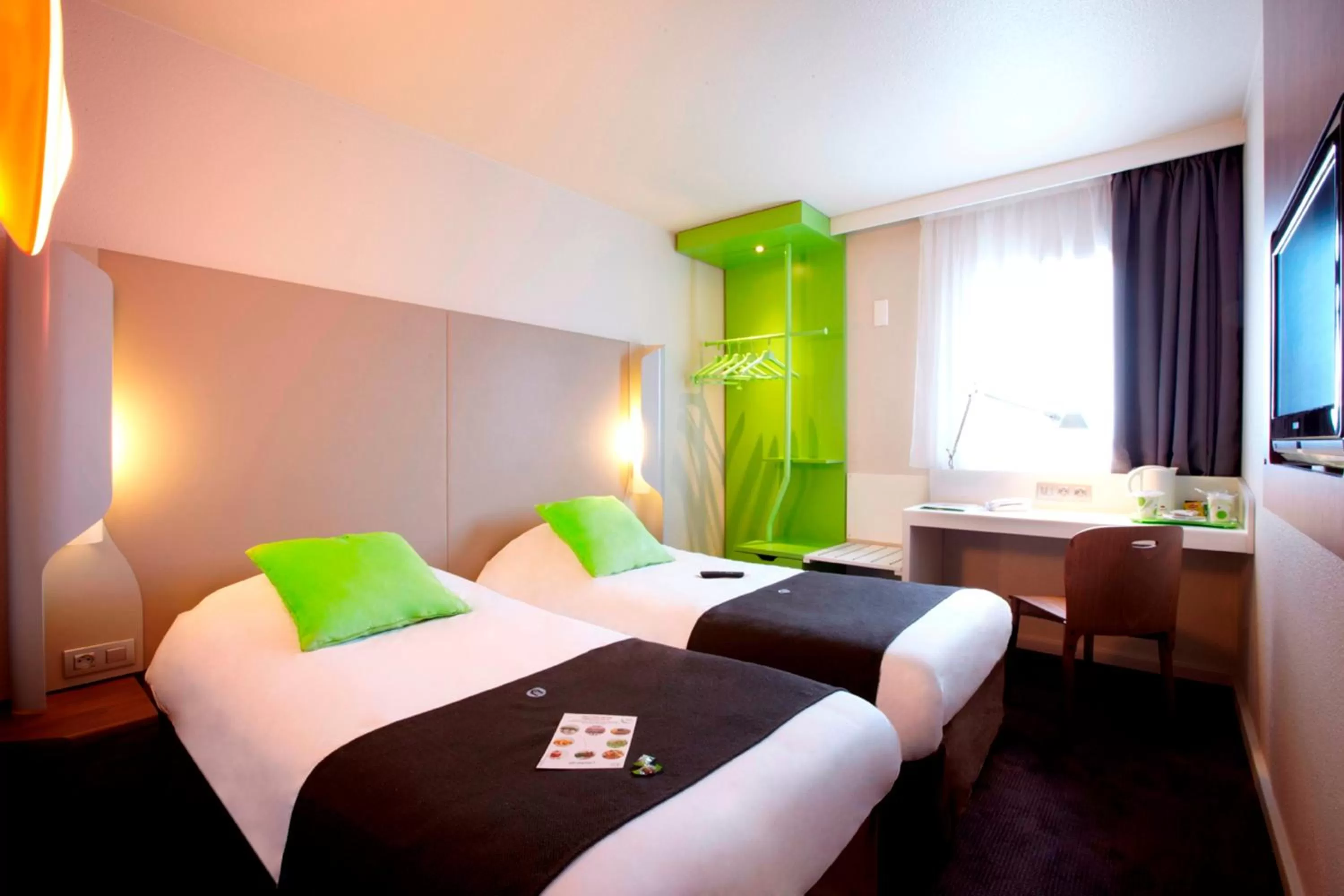 Standard Twin Room in Campanile Poitiers - Site du Futuroscope