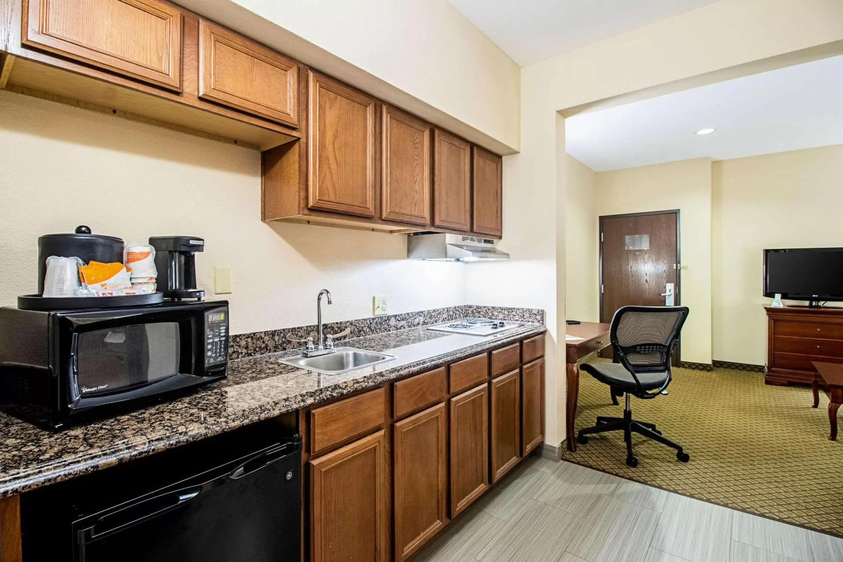 Bedroom, Kitchen/Kitchenette in Quality Inn & Suites