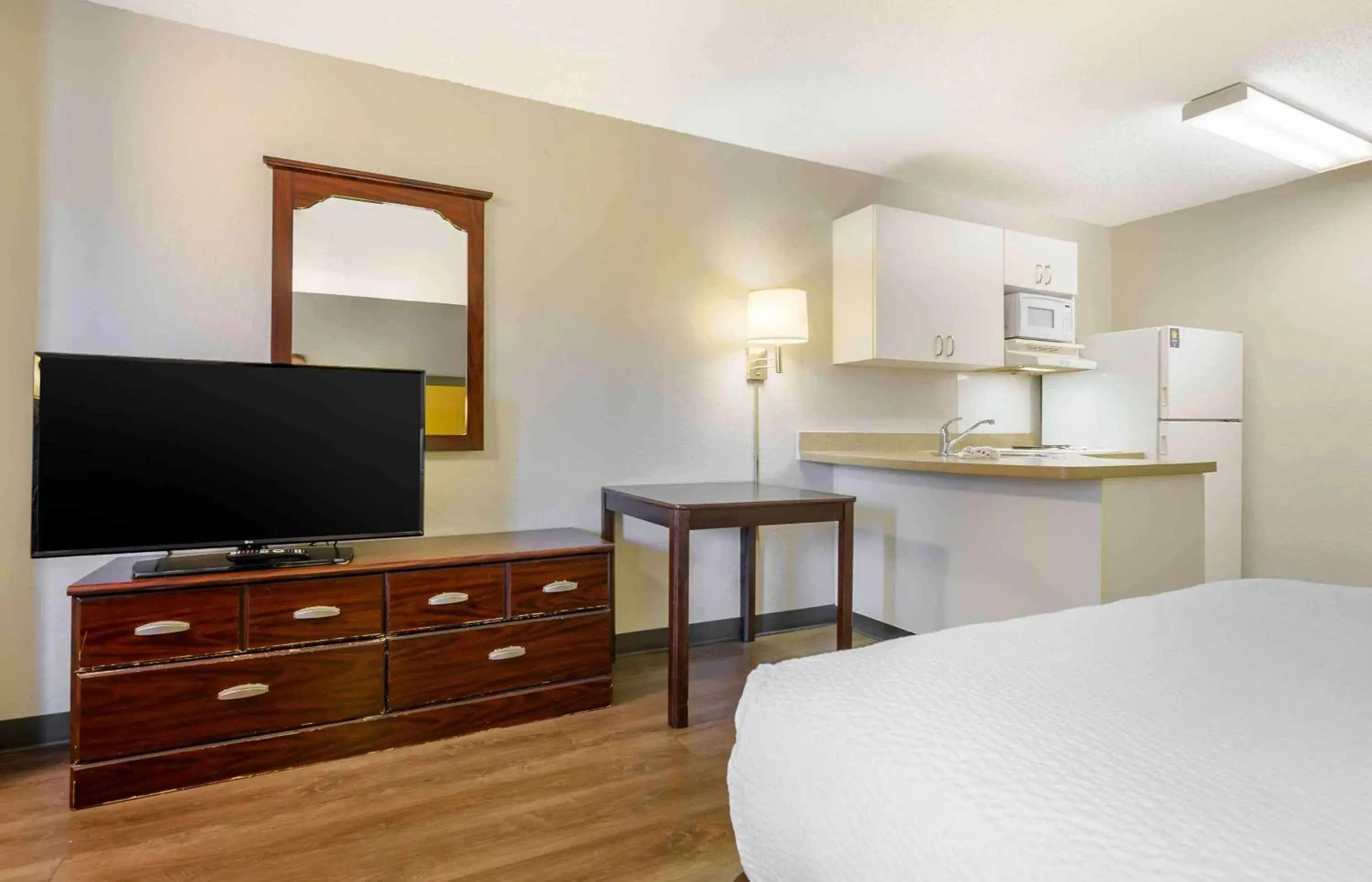 Bedroom, TV/Entertainment Center in Extended Stay America Select Suites - Roanoke - Airport