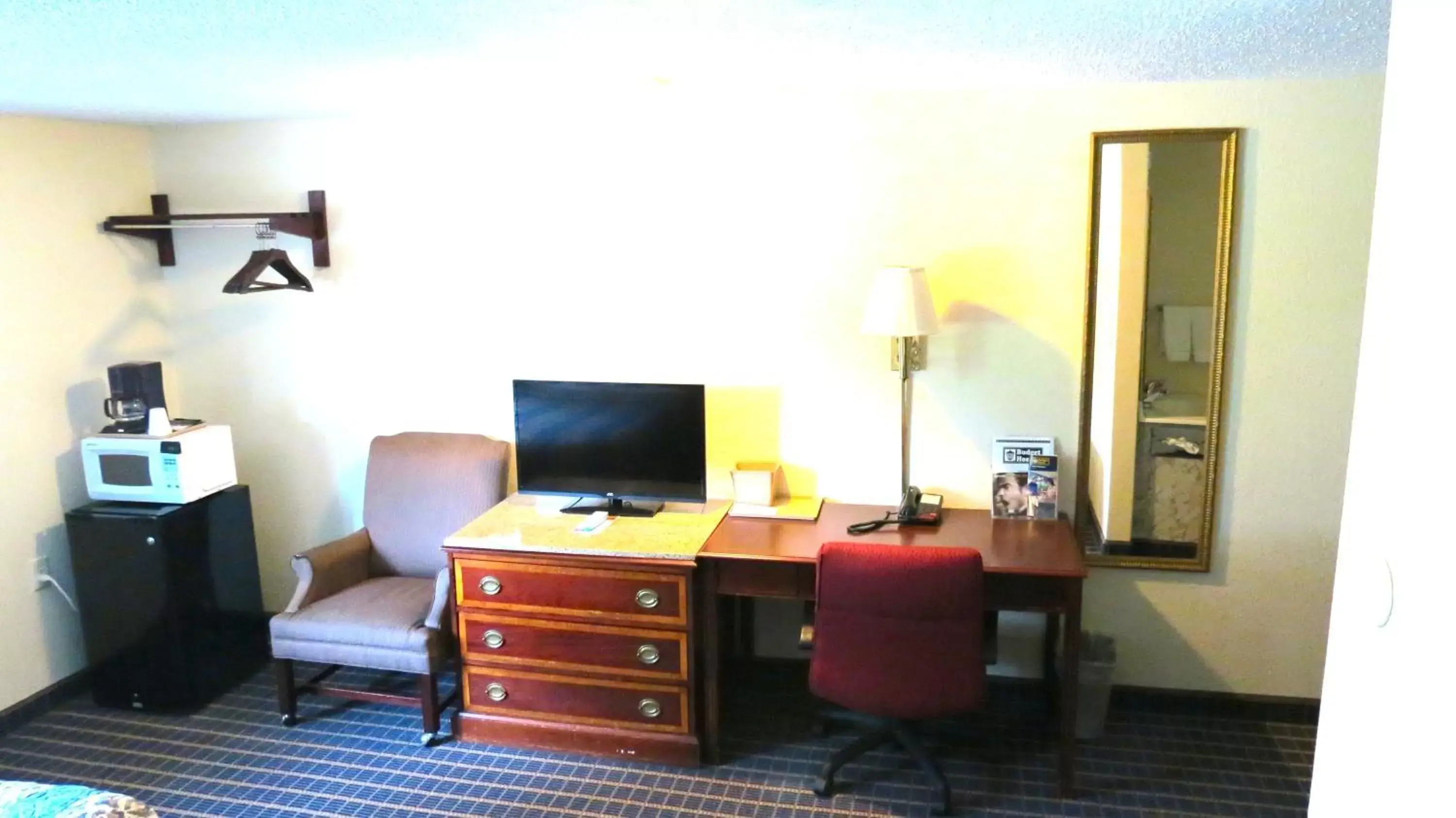 Photo of the whole room, TV/Entertainment Center in Budget Host Airport Inn