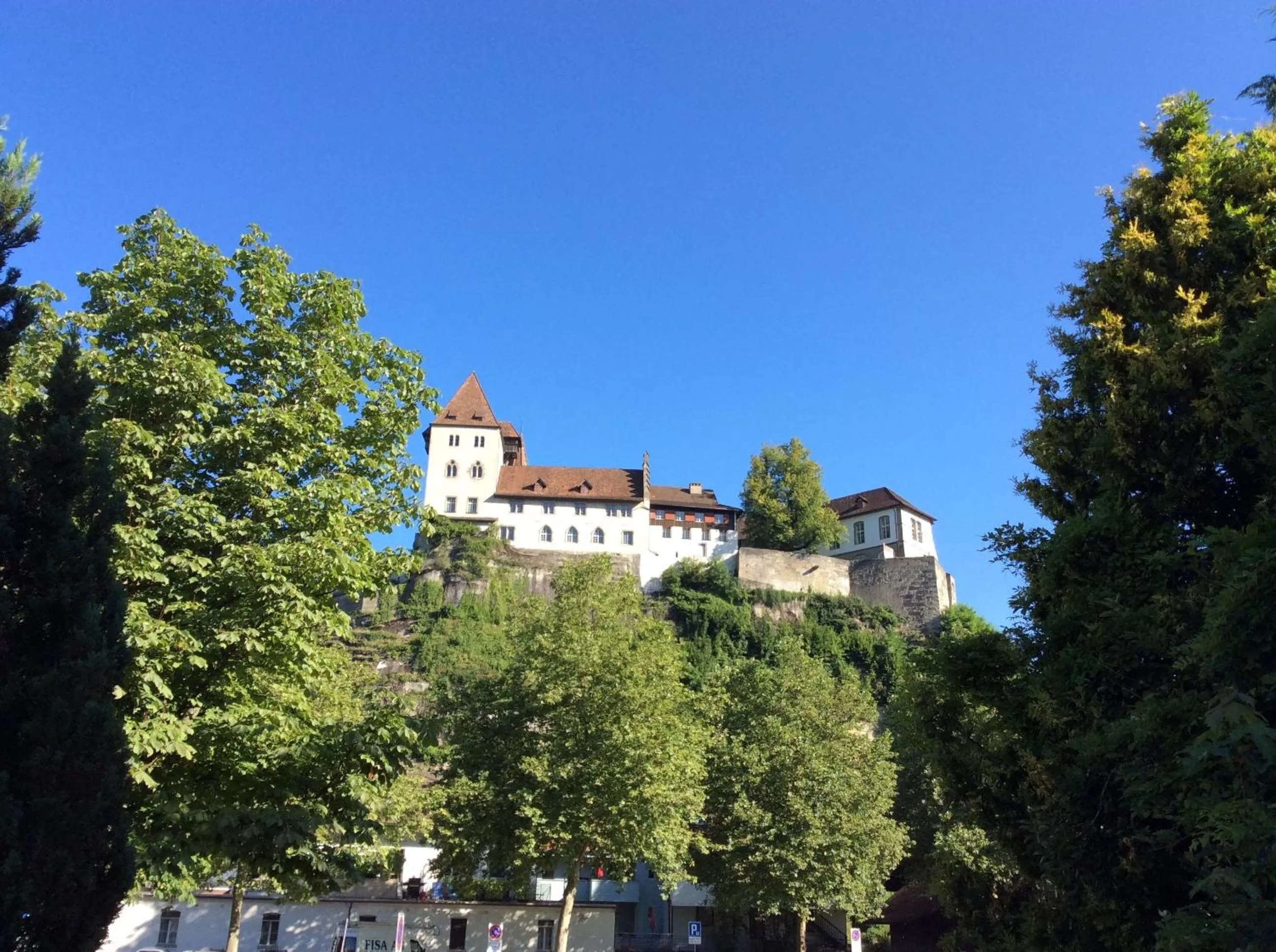 Activities, Property Building in Landcafe mit Mini Hotel