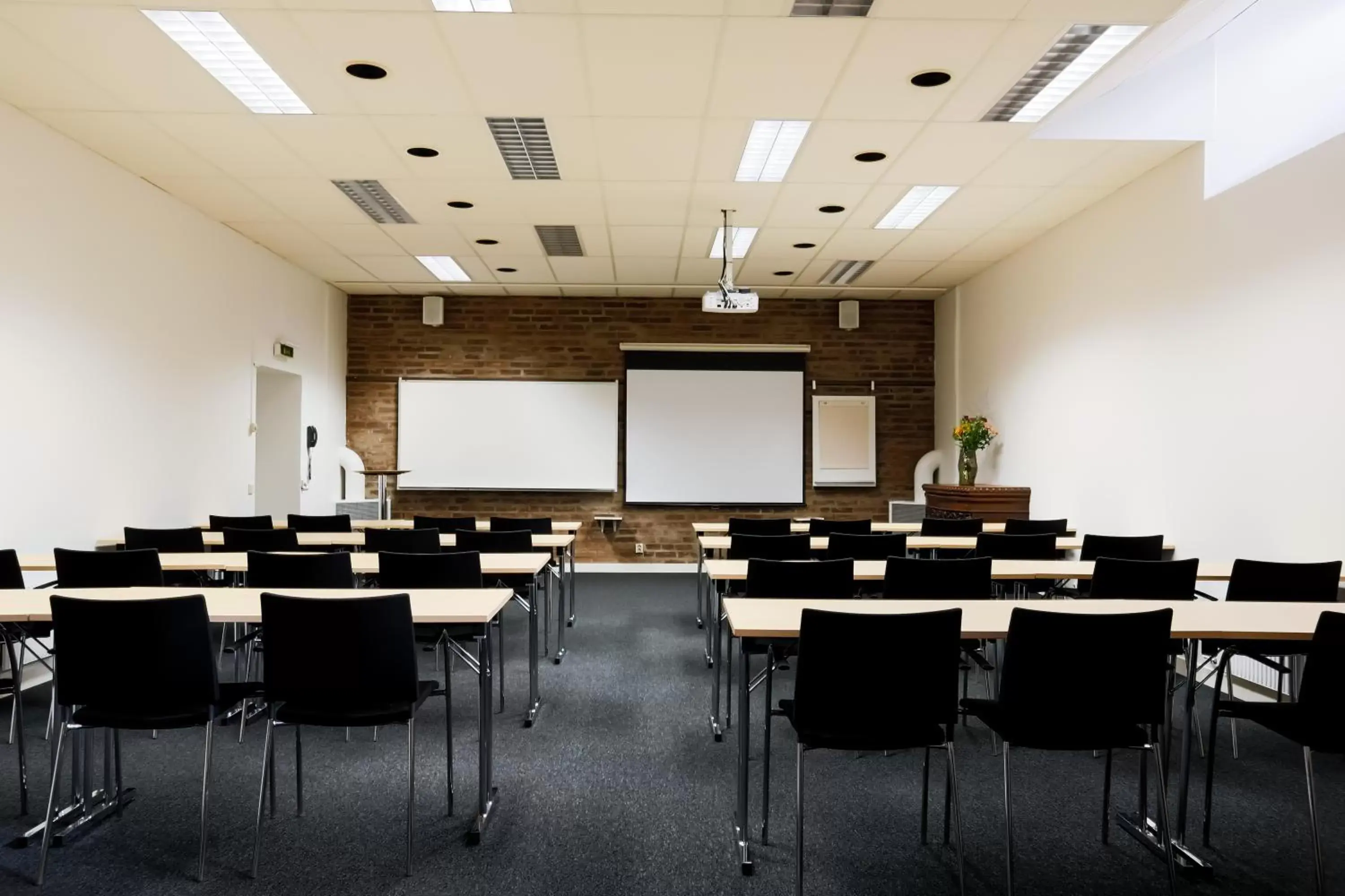 Meeting/conference room in Clarion Collection Hotel Cardinal