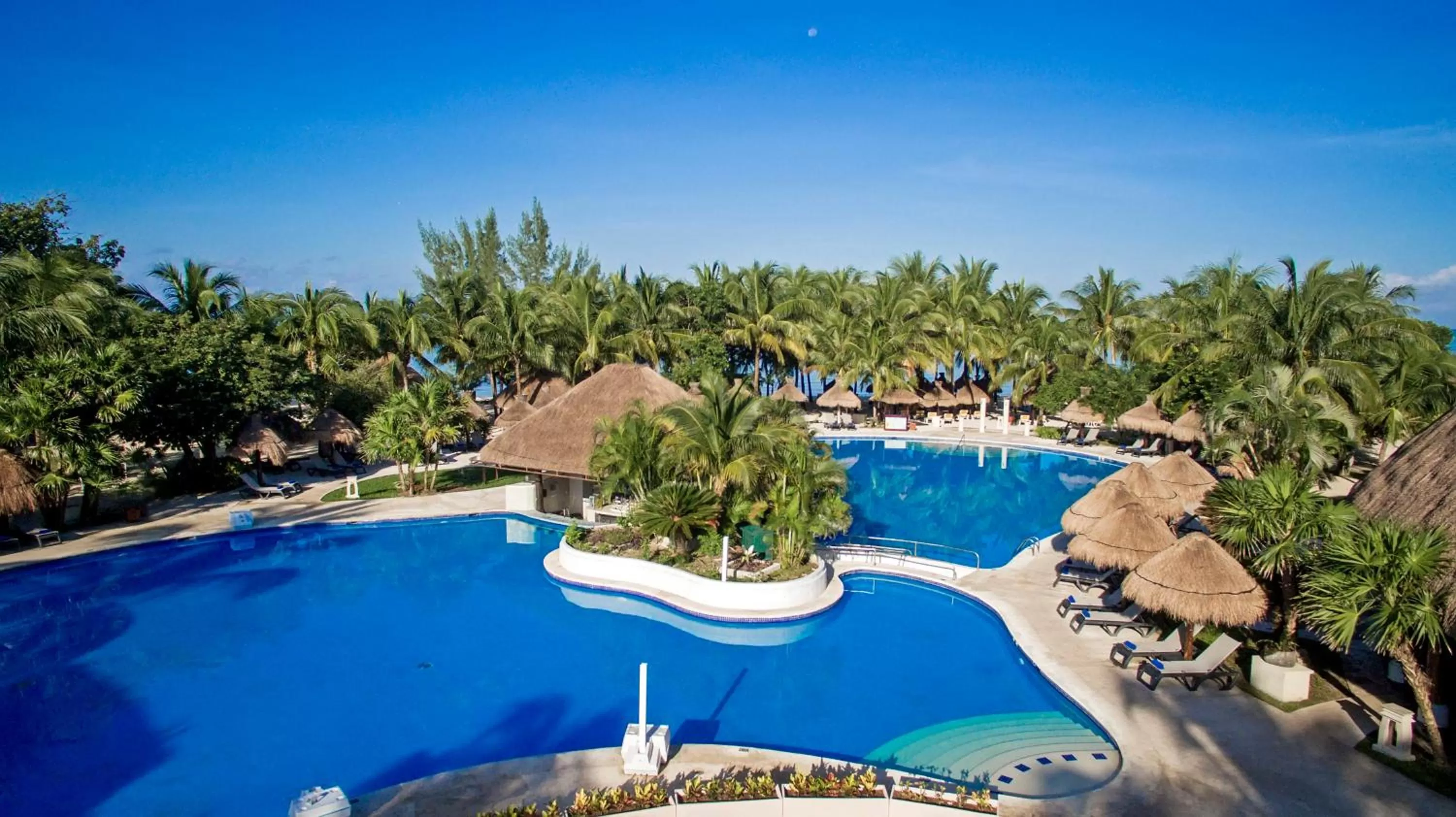 Swimming pool in Iberostar Waves Cozumel - All Inclusive