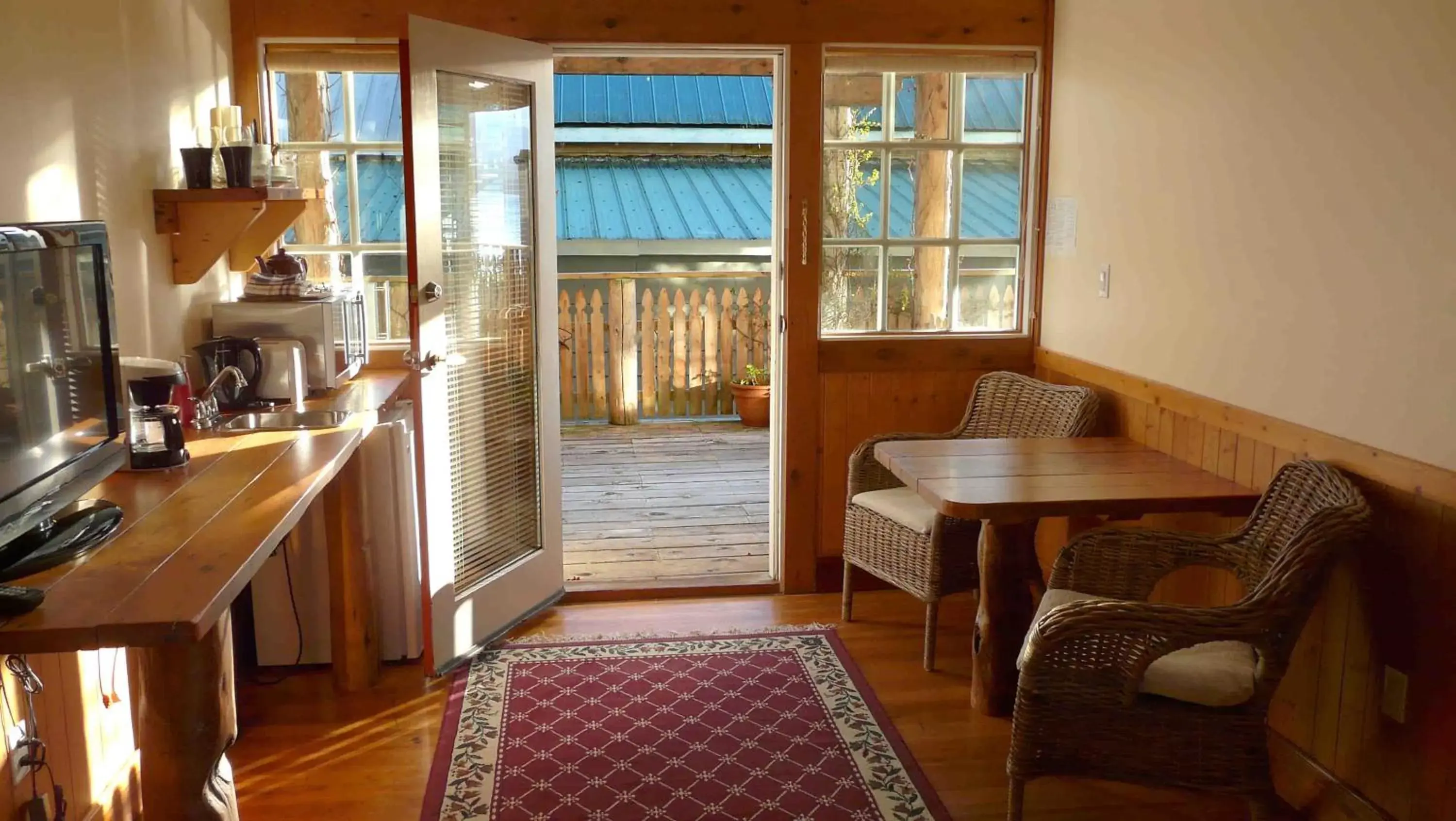 Queen Room 102 in Seine Boat Inn Queen Room 102 in Seine Boat Inn