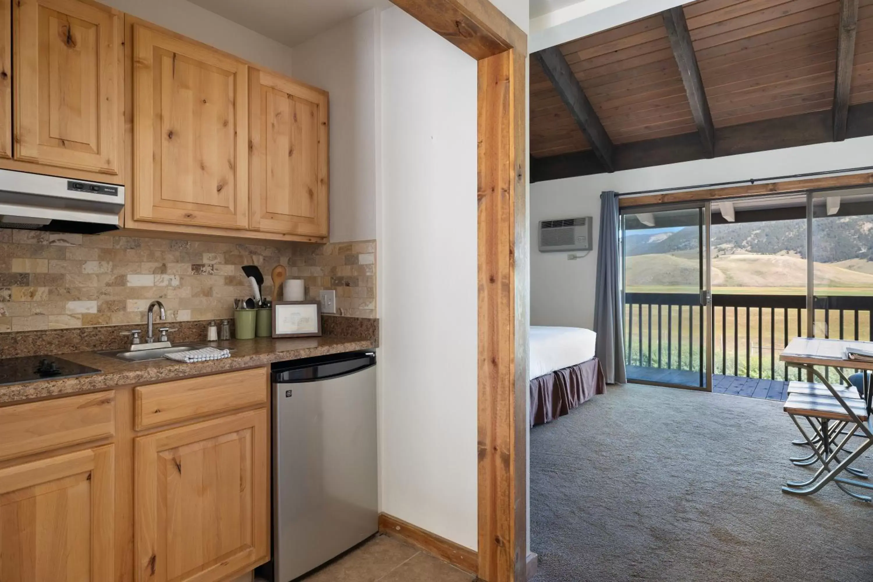 Kitchen or kitchenette, Kitchen/Kitchenette in Elk Refuge Inn