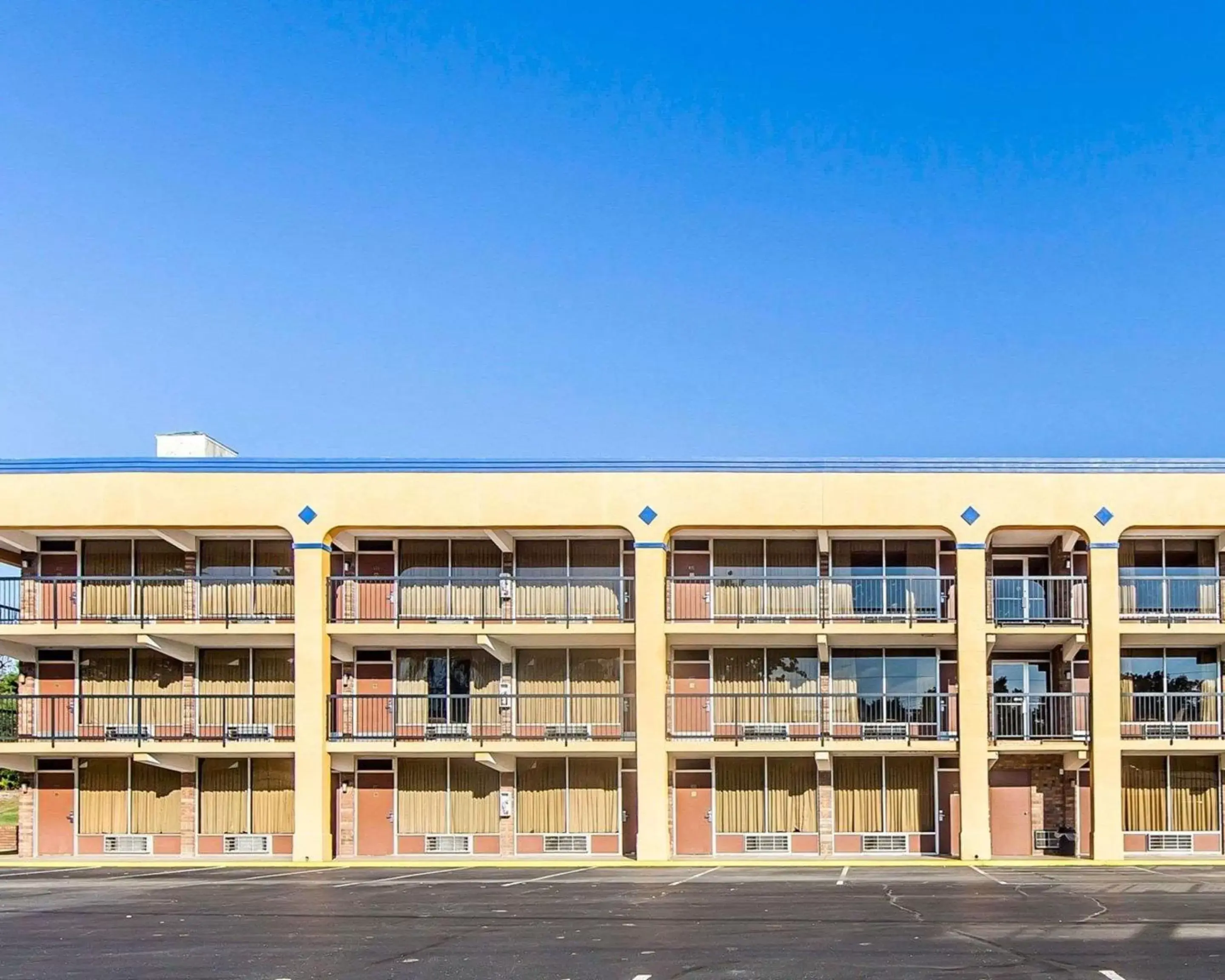 Property Building in Rodeway Inn