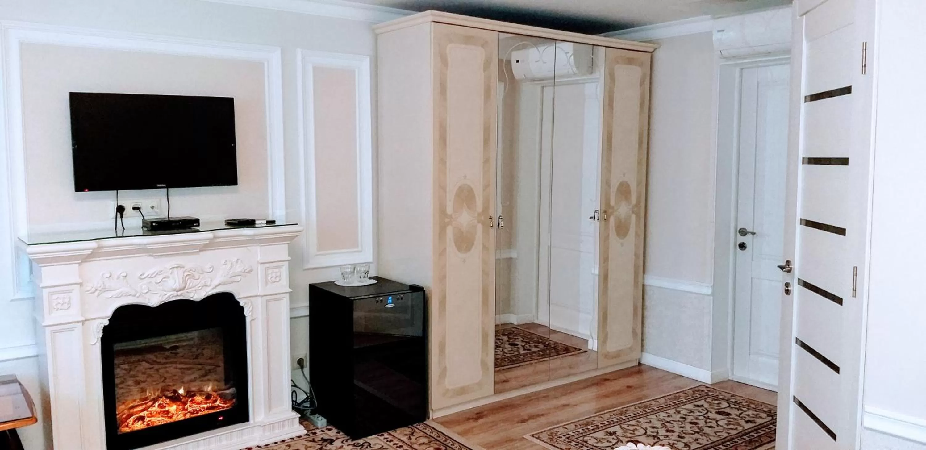 Communal lounge/ TV room in Shalanda