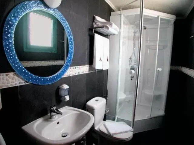 Bathroom in Alfa Hotel