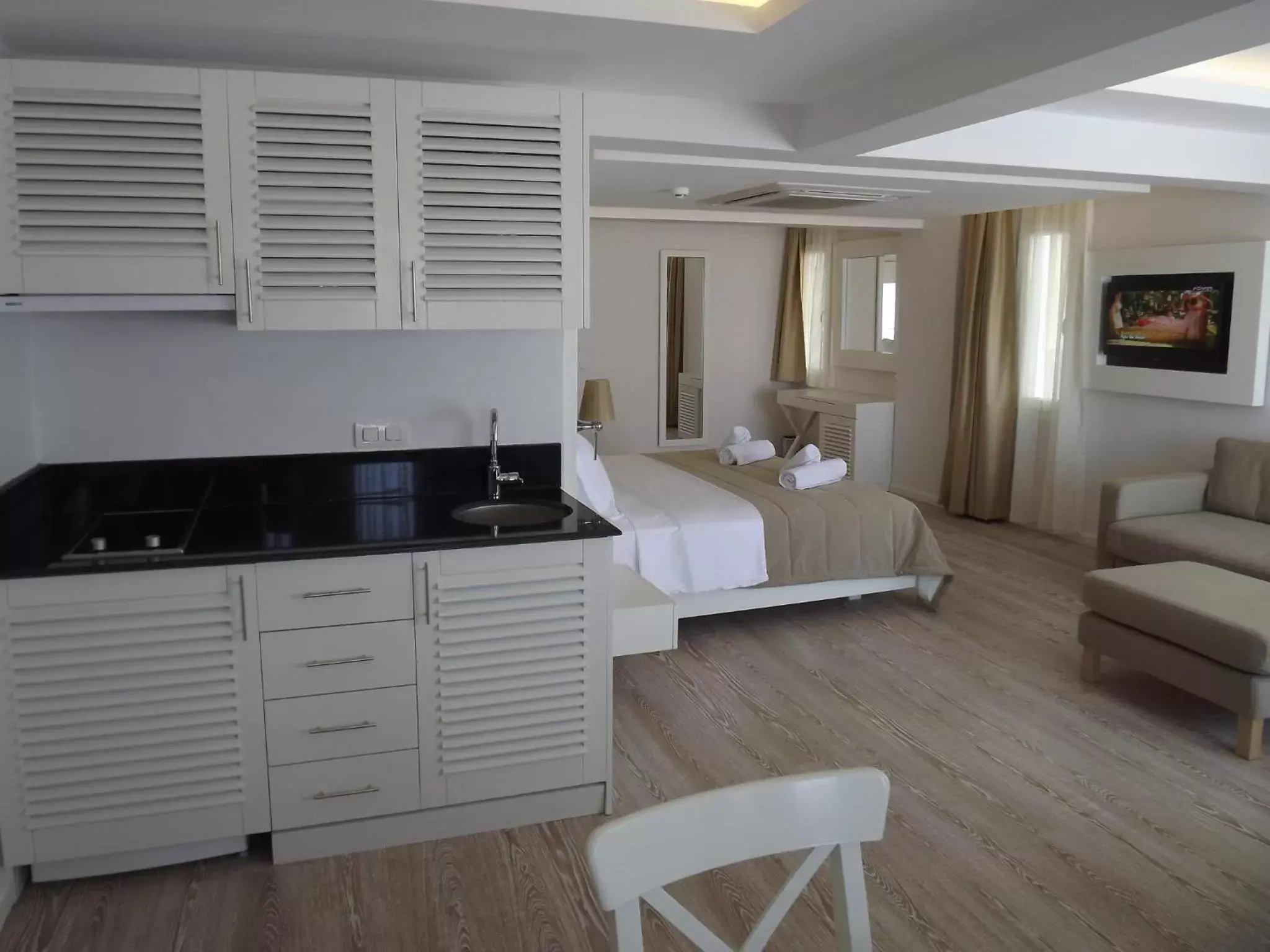 TV and multimedia, Kitchen/Kitchenette in Alesta Yacht Hotel