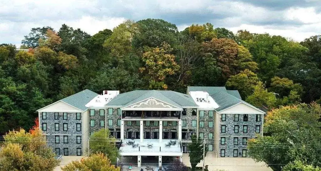 Property building, Bird's-eye View in Niagara Crossing Hotel and Spa