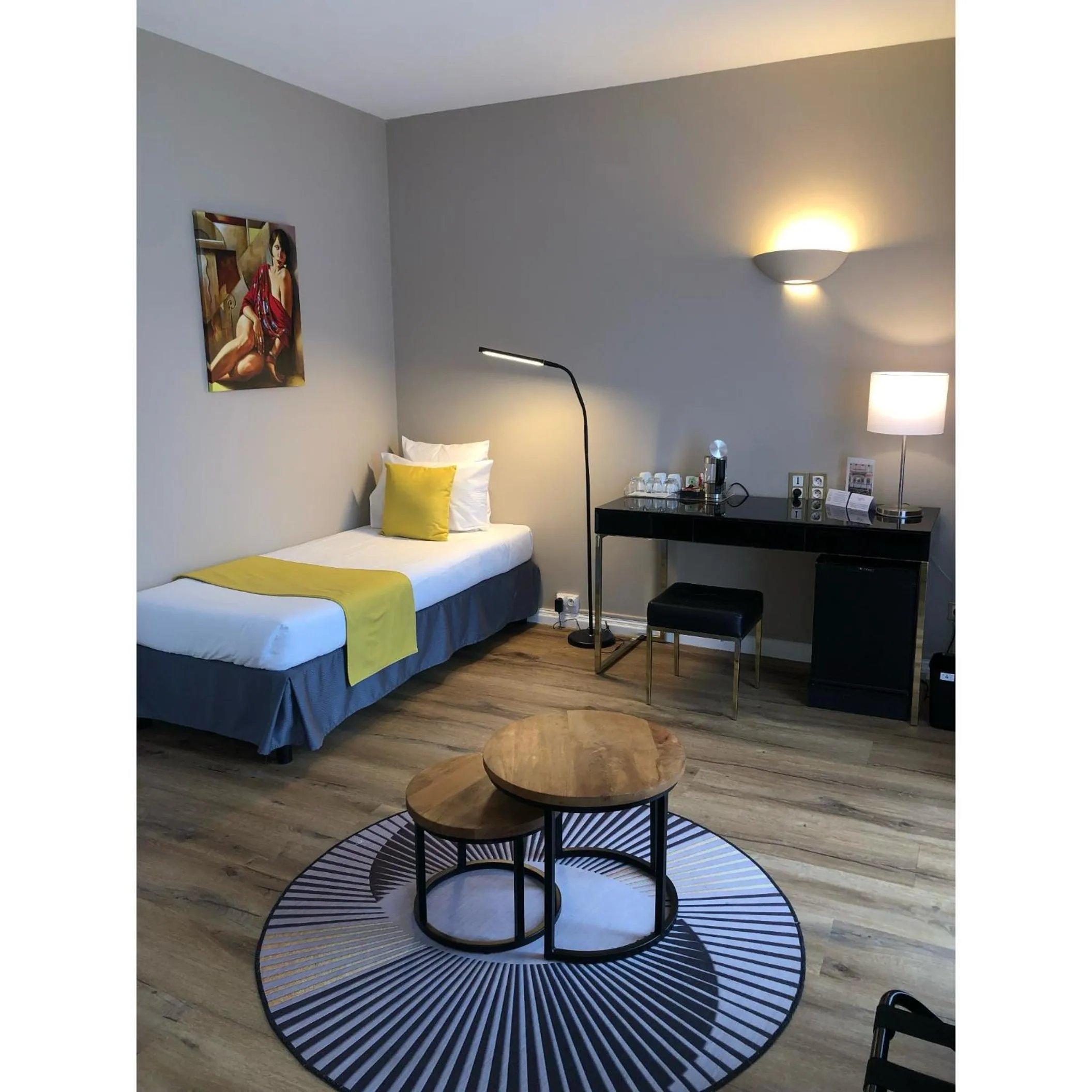 Bedroom, Bed in Grand Hôtel Du Tonneau D'Or