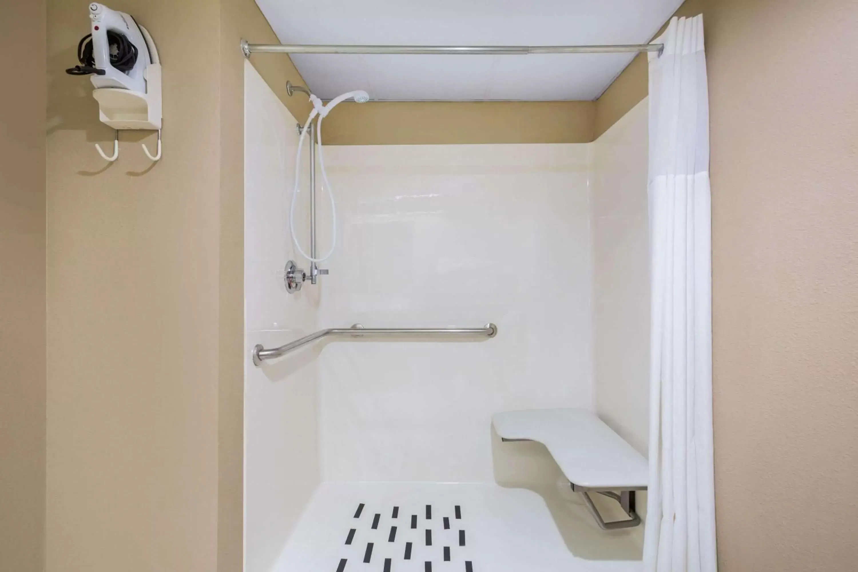 Shower, Bathroom in Days Inn & Suites by Wyndham Cuba