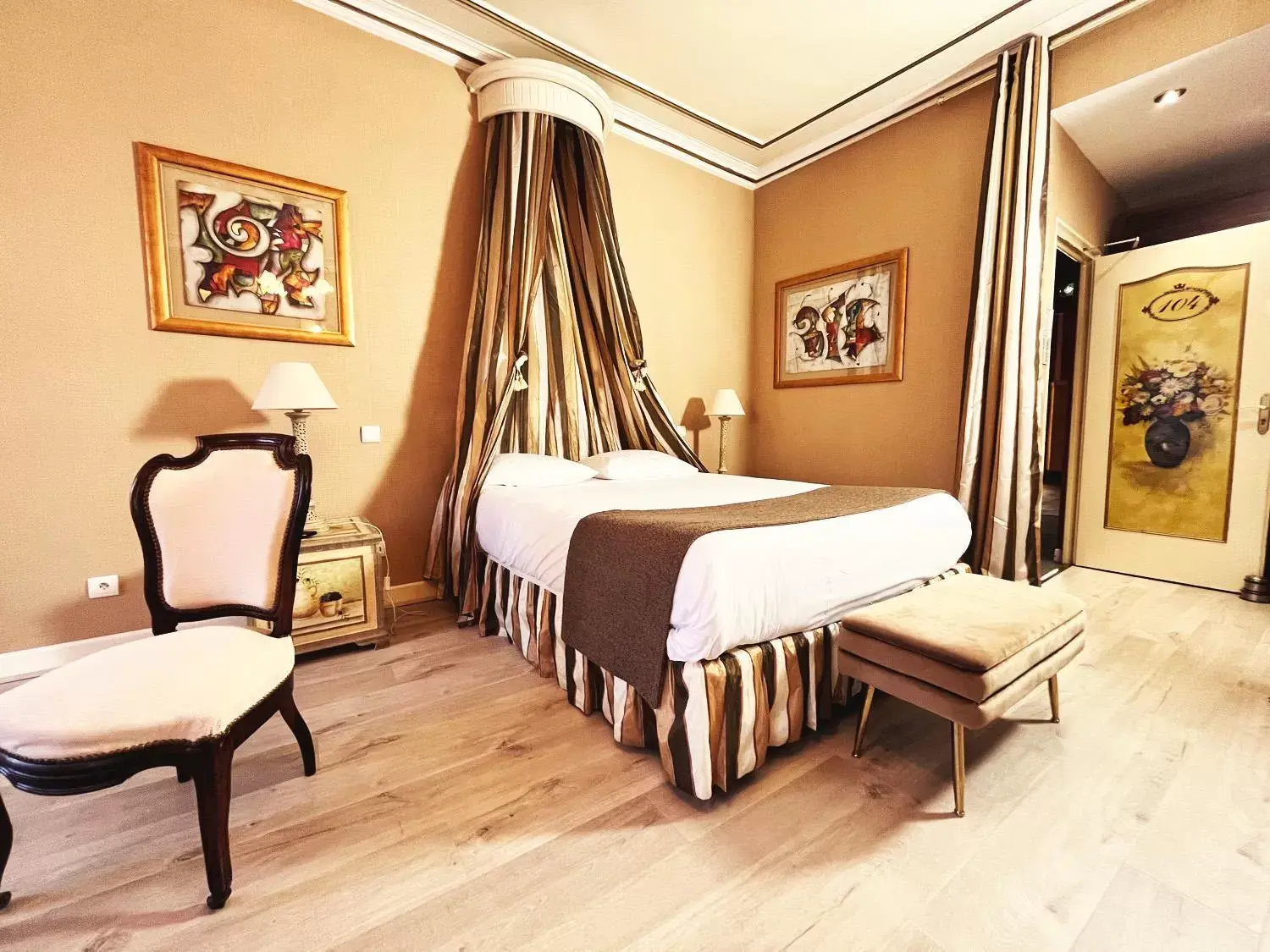 Bed in Hotel De La Poste
