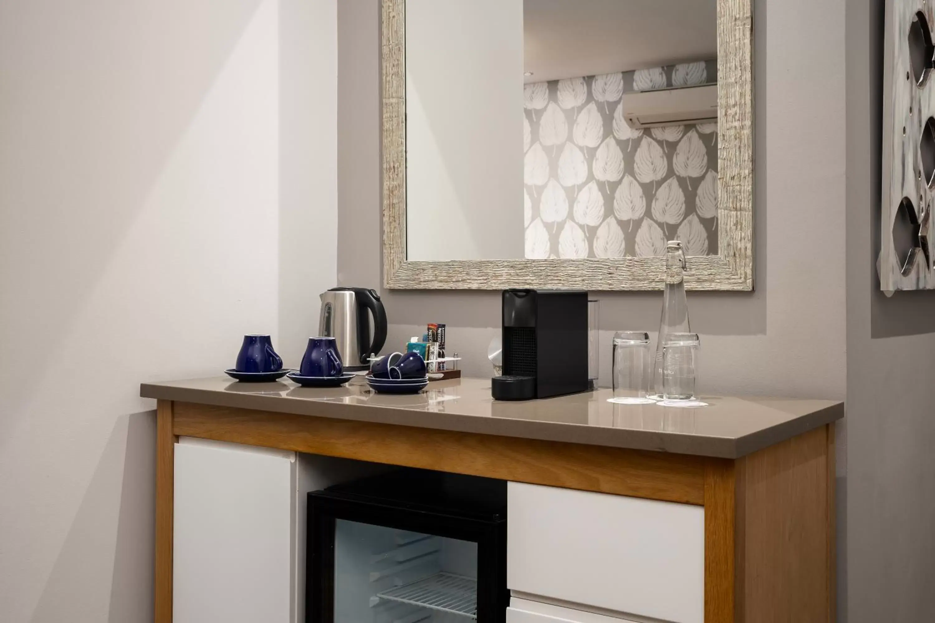 Coffee/tea facilities, Kitchen/Kitchenette in Protea Hotel by Marriott Cape Town Sea Point