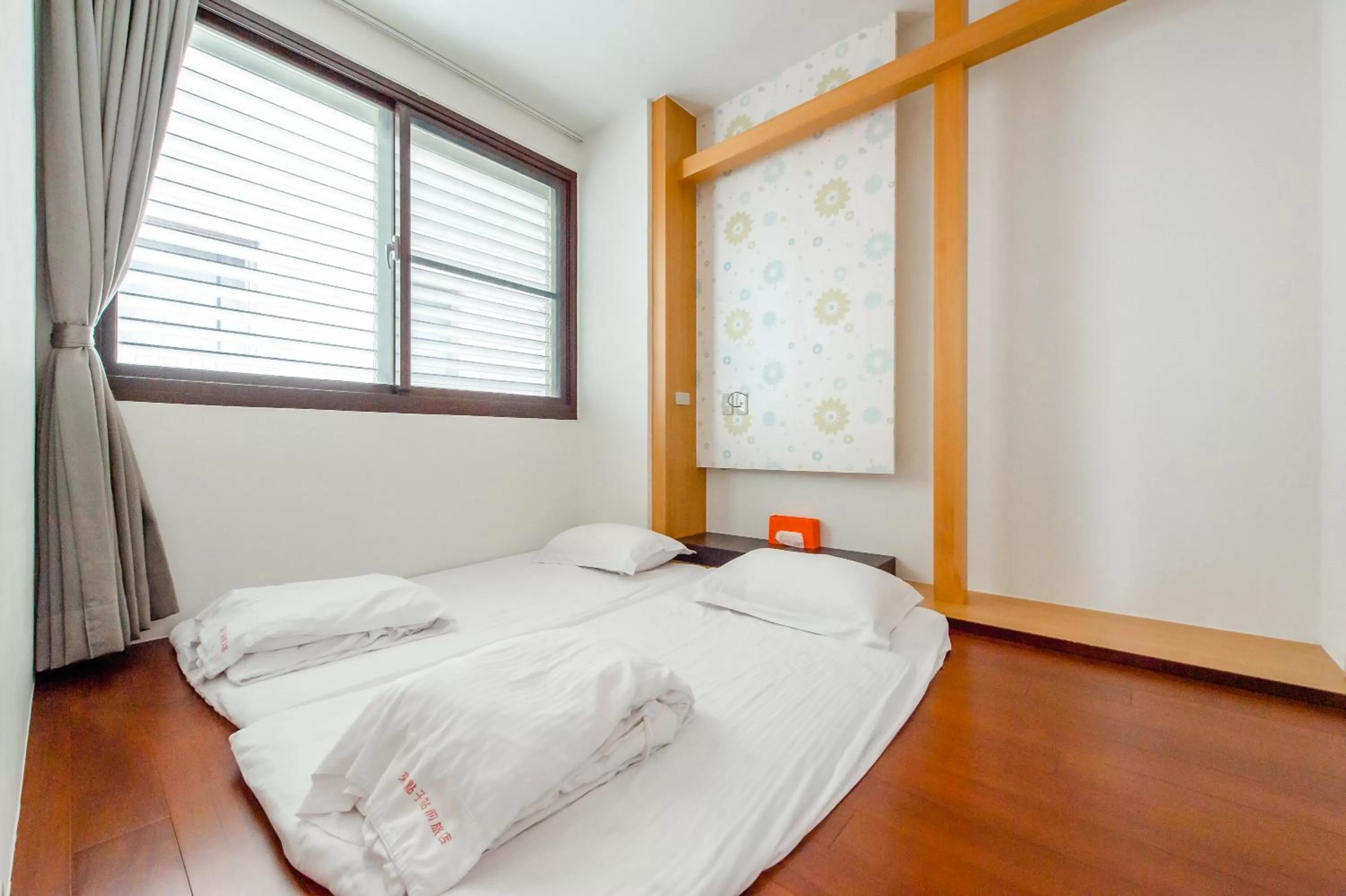 Photo of the whole room, Bed in lightness Station Inn