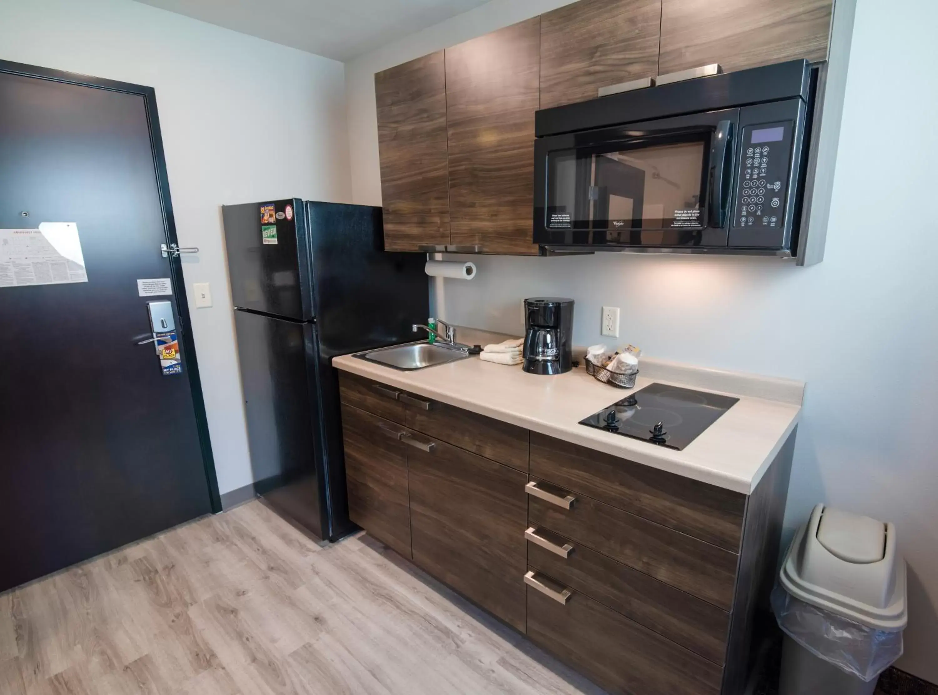 Coffee/tea facilities, Kitchen/Kitchenette in My Place Hotel-Beatrice, NE