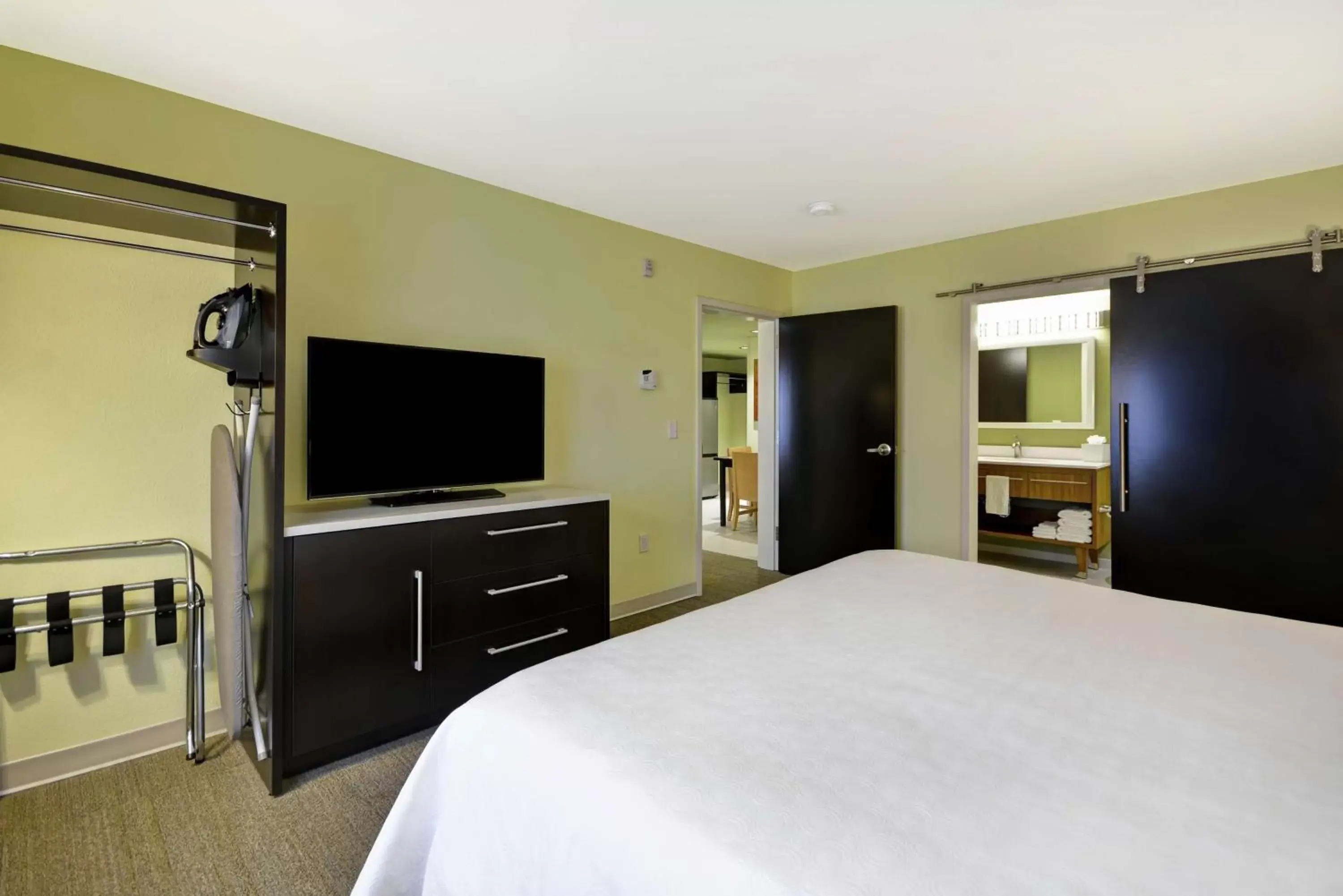 Bedroom, TV/Entertainment Center in Home2 Suites by Hilton Little Rock West