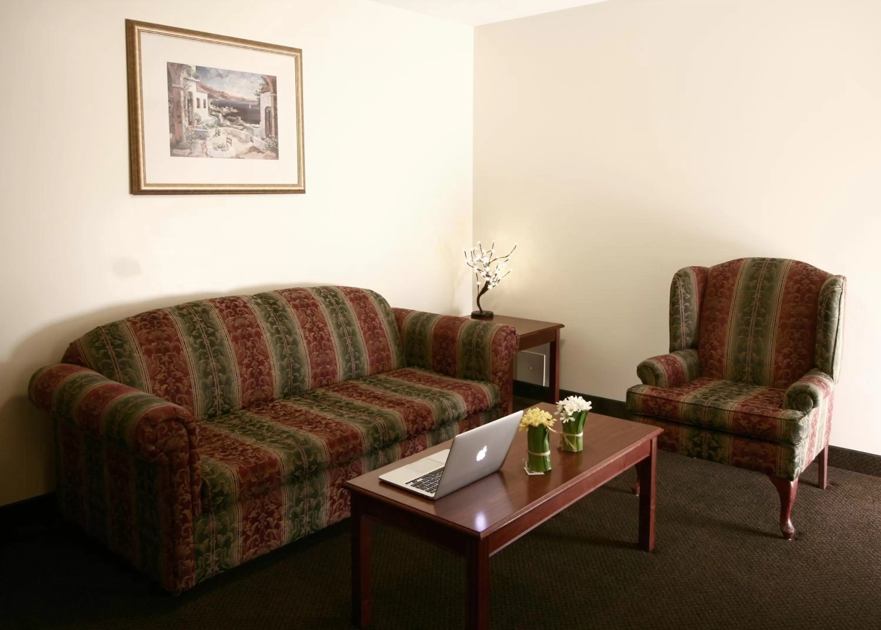 Living room in Foxwood Inn & Suites Drayton Valley