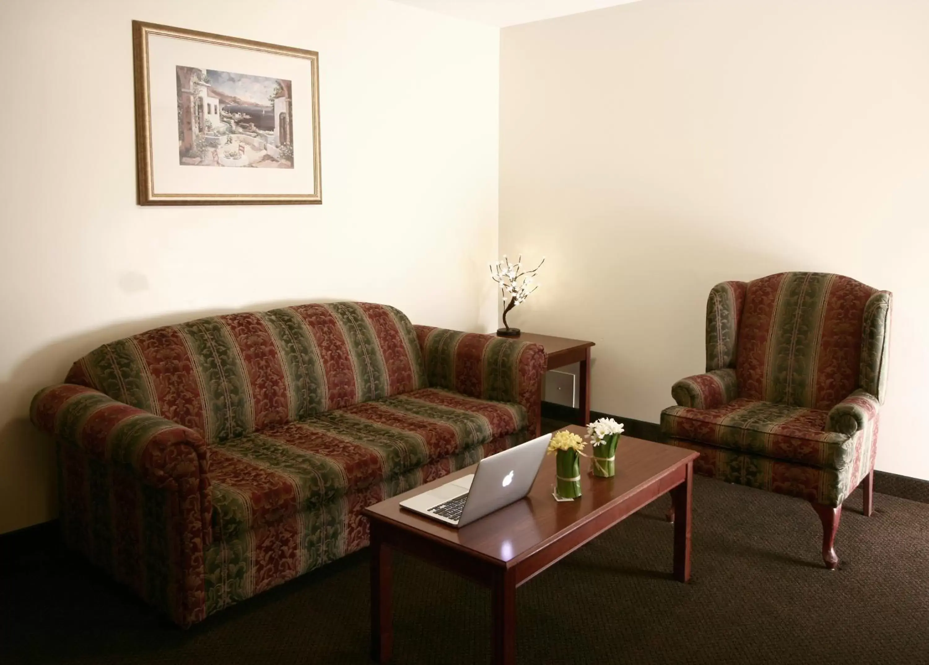 Seating Area in Foxwood Inn & Suites Drayton Valley