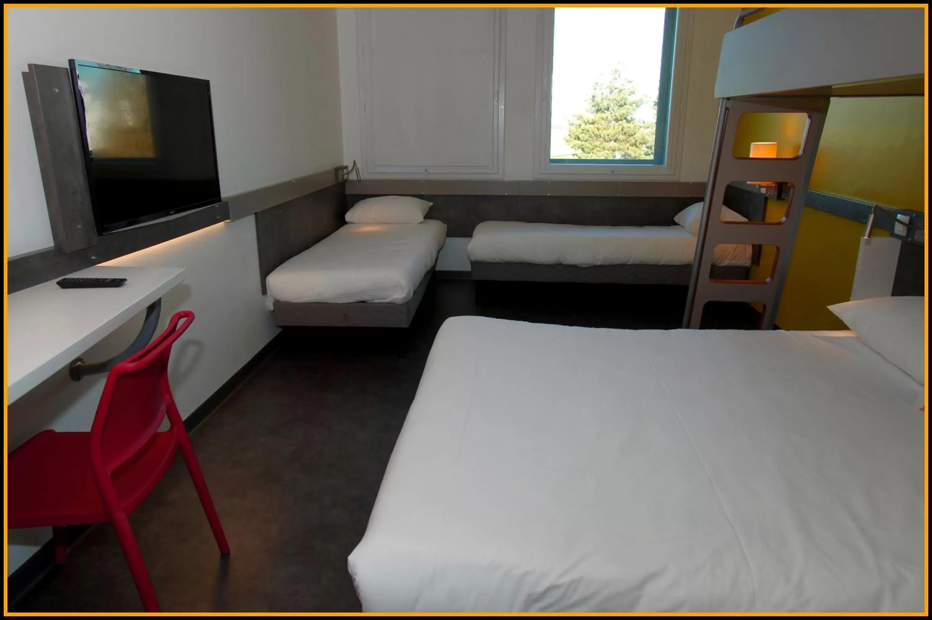 Bedroom, Bed in ibis budget Aéroport Lyon Saint Exupéry