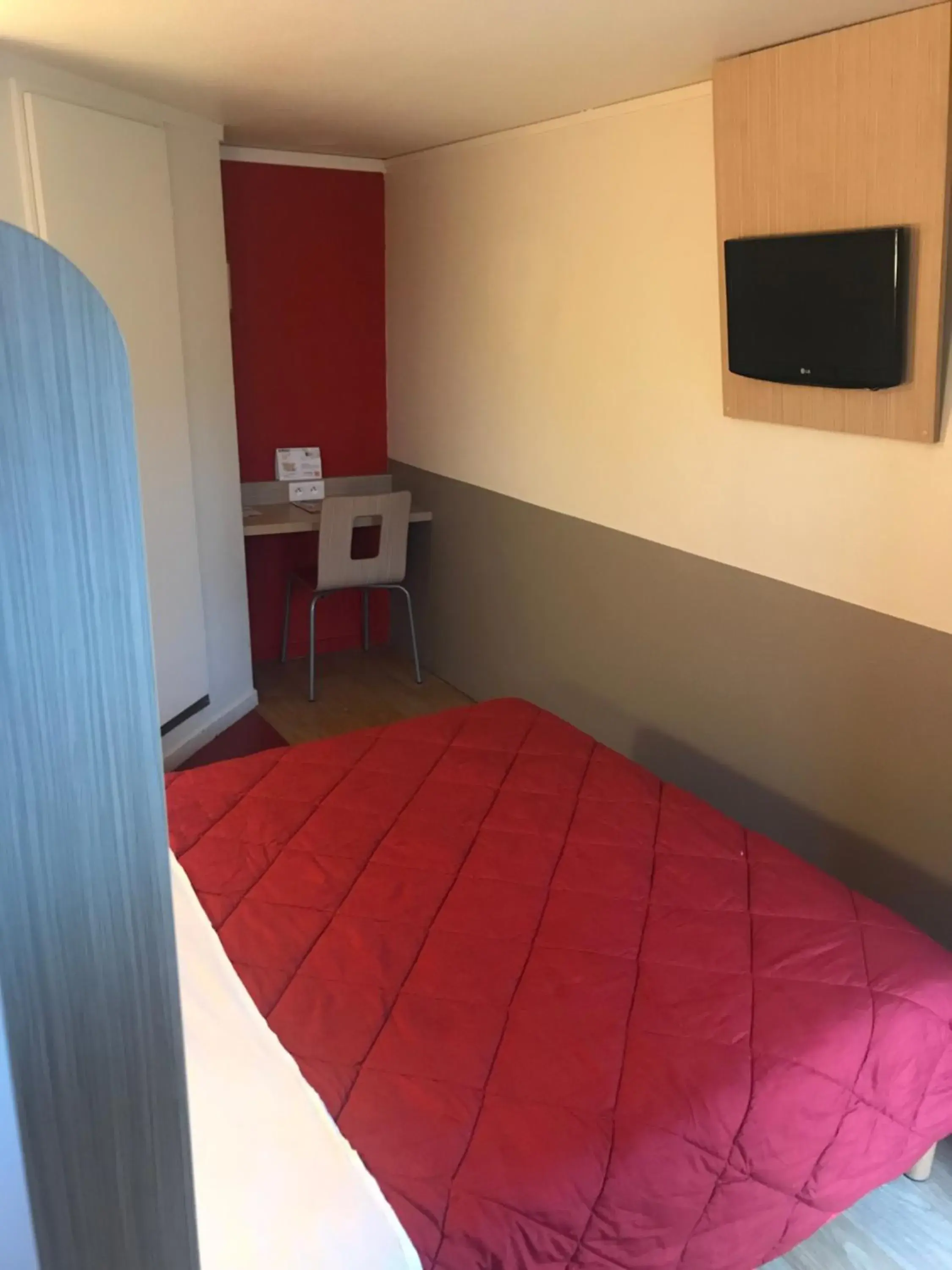 Bed, TV/Entertainment Center in Premiere Classe Montbeliard - Sochaux