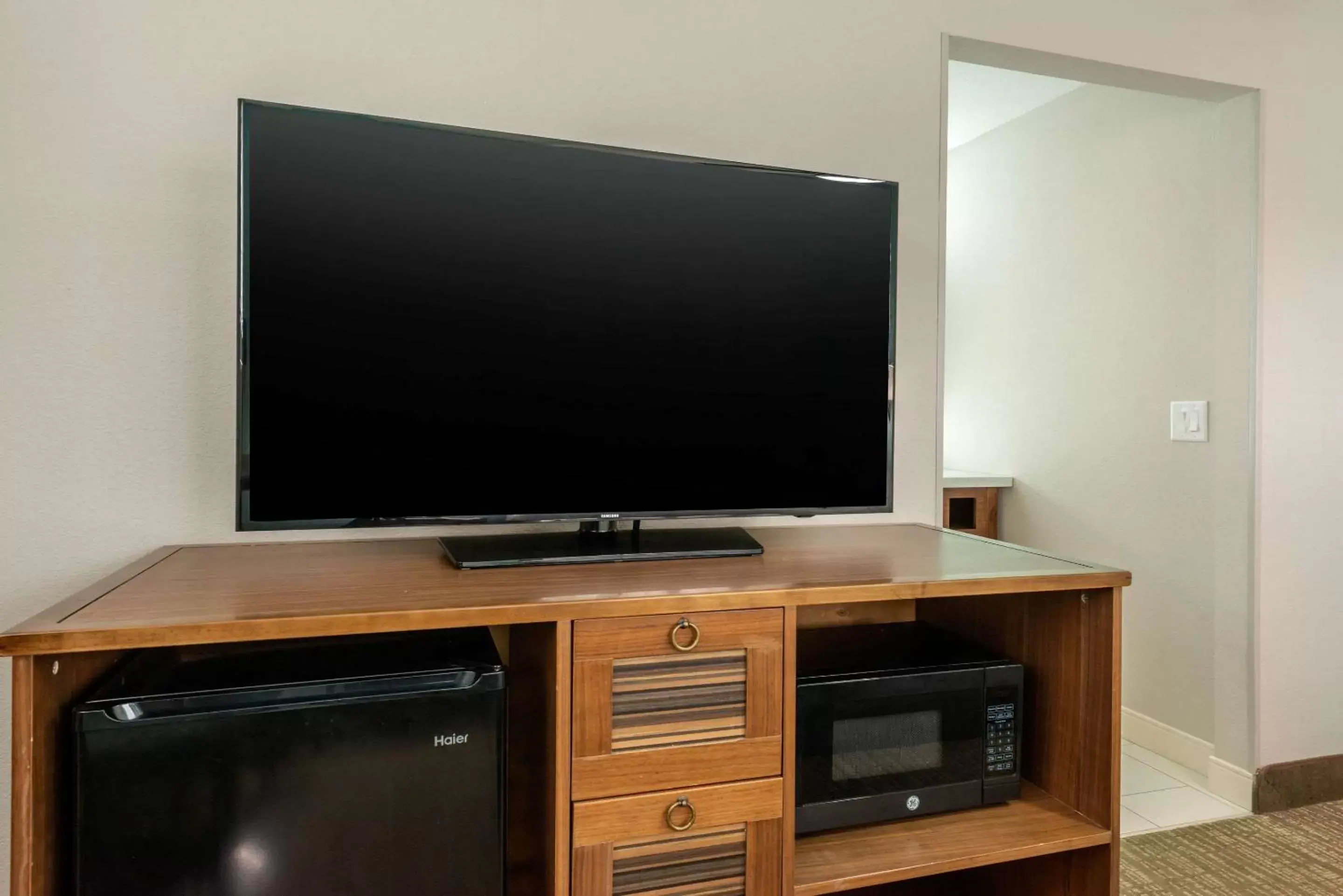 Photo of the whole room, TV/Entertainment Center in Seafarer Inn & Suites, Ascend Hotel Collection