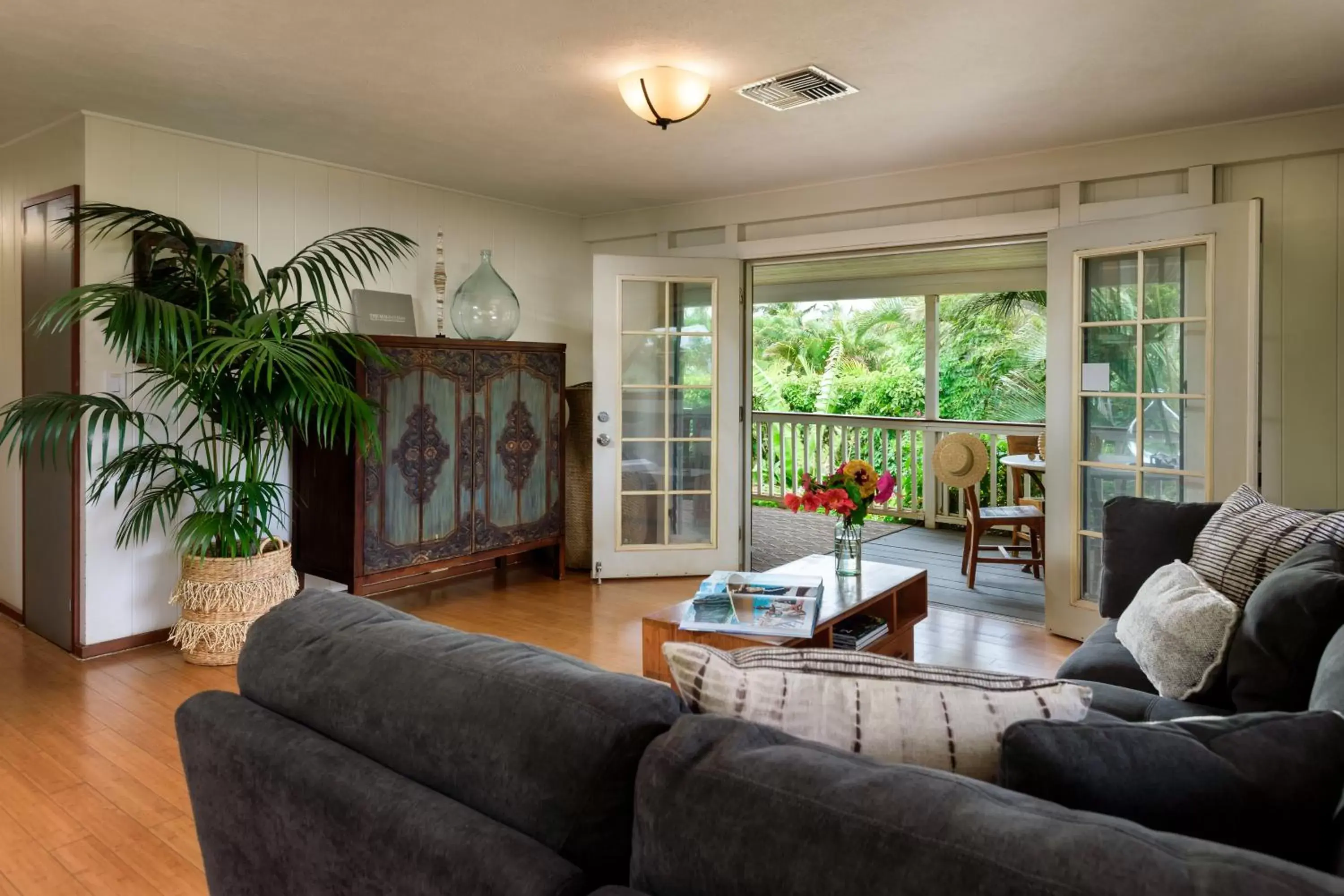 Living room, Seating Area in Paia Inn