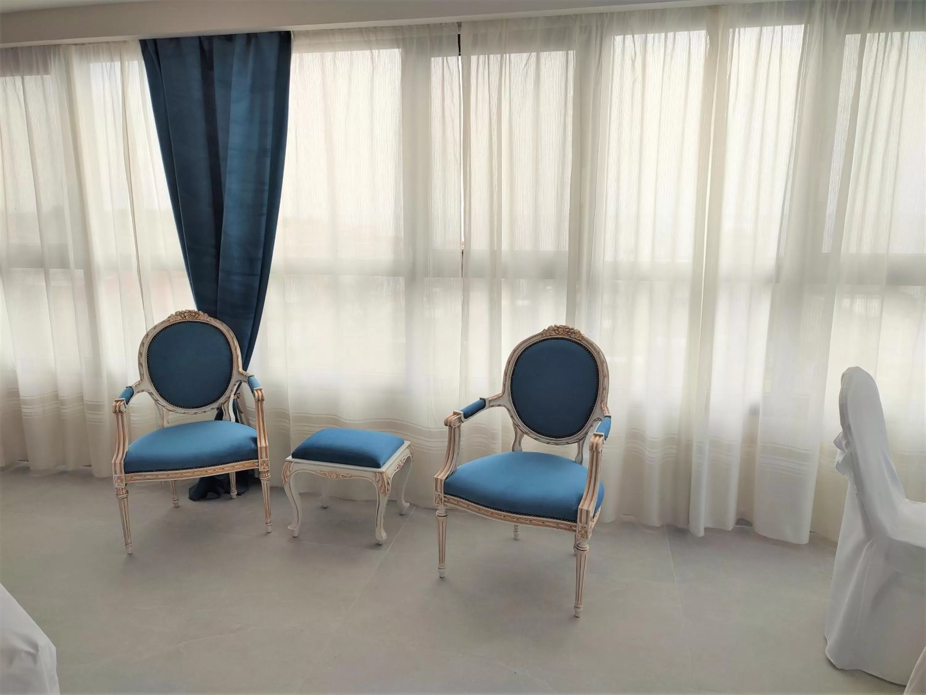 Photo of the whole room in Light Blue Hotel