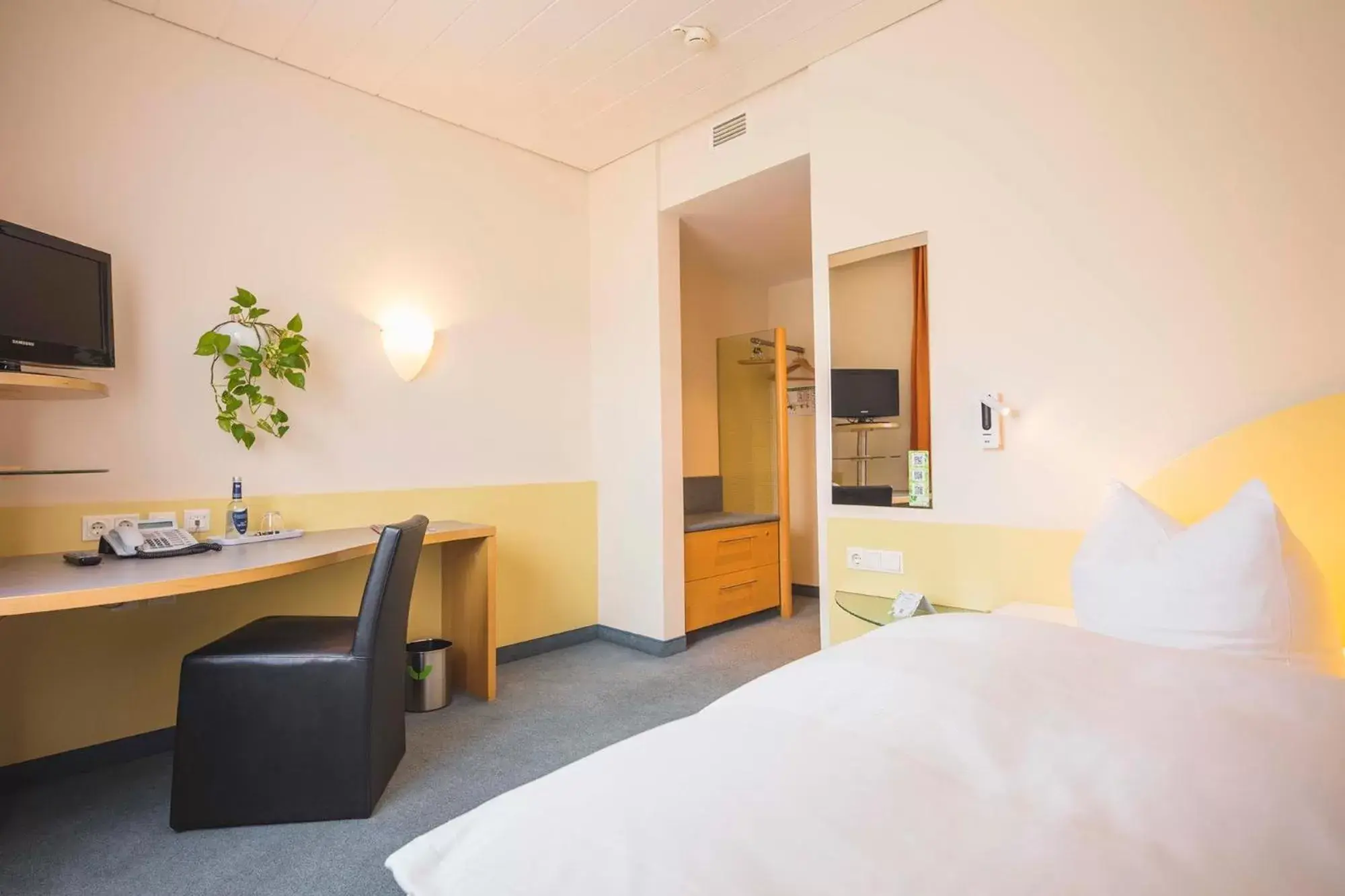 Photo of the whole room, Bed in Creativhotel Luise