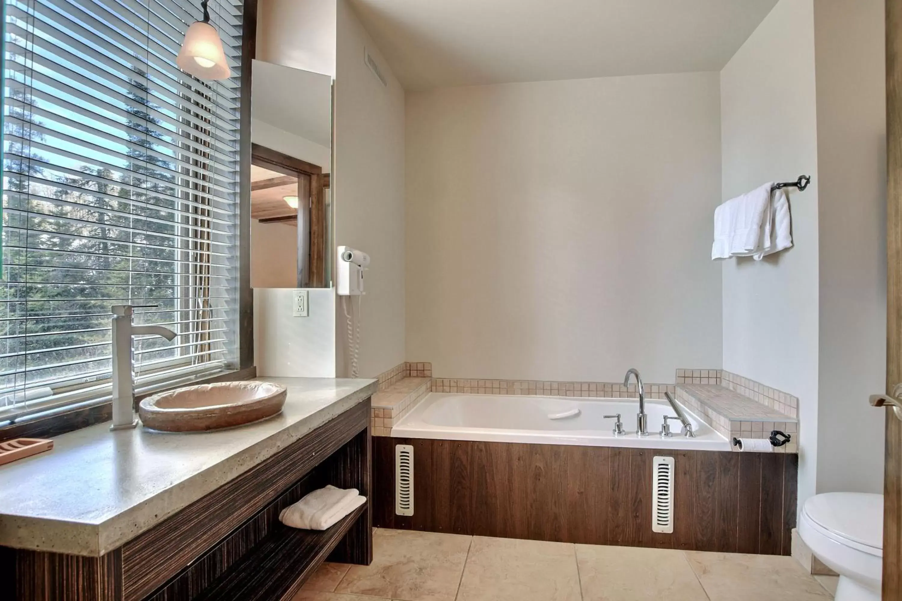 Bathroom in Les Condos Du Lac Taureau- Rooms & Condos