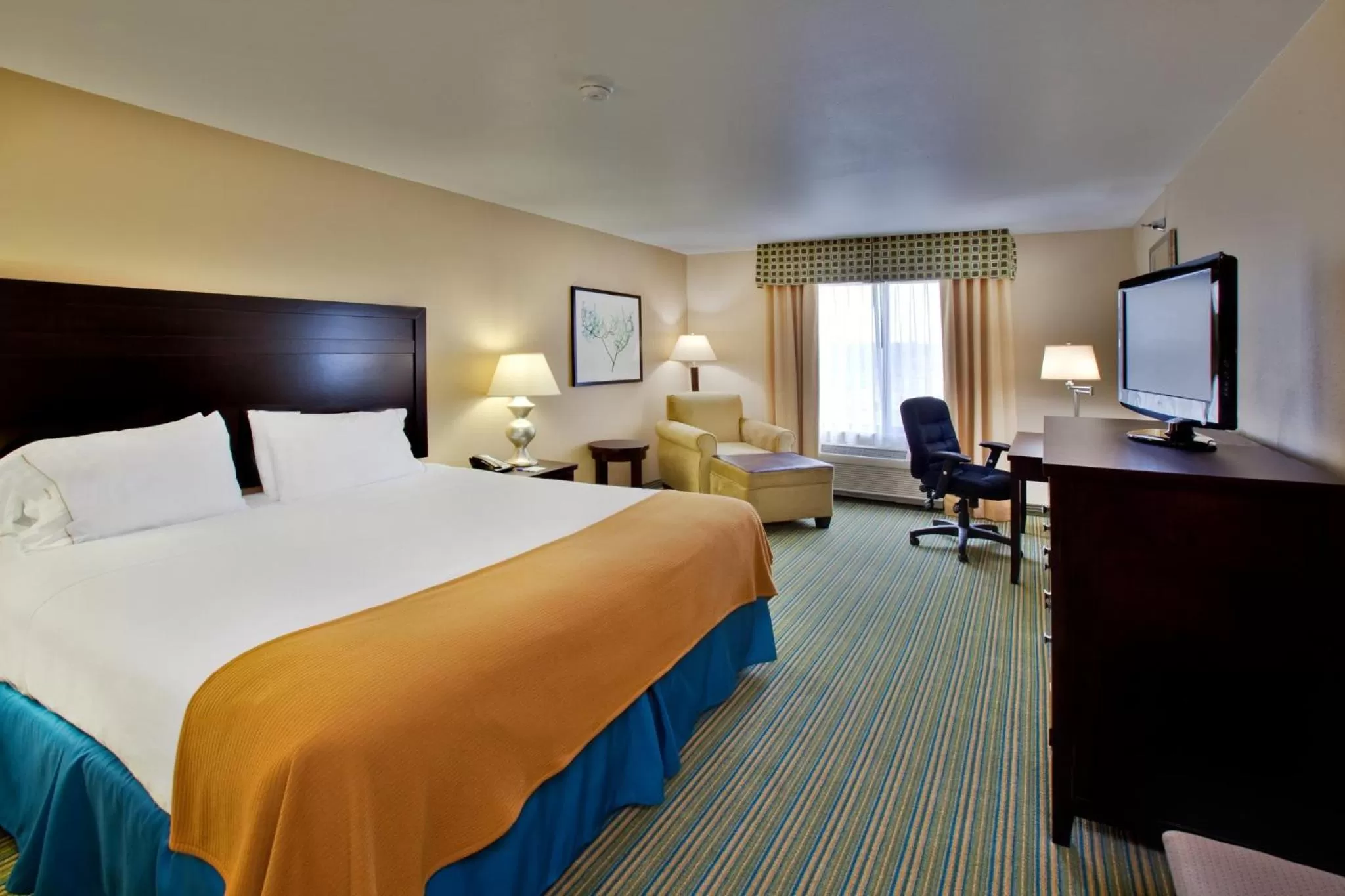 Photo of the whole room, Bed in Holiday Inn Express- Waterloo/Cedar Falls by IHG